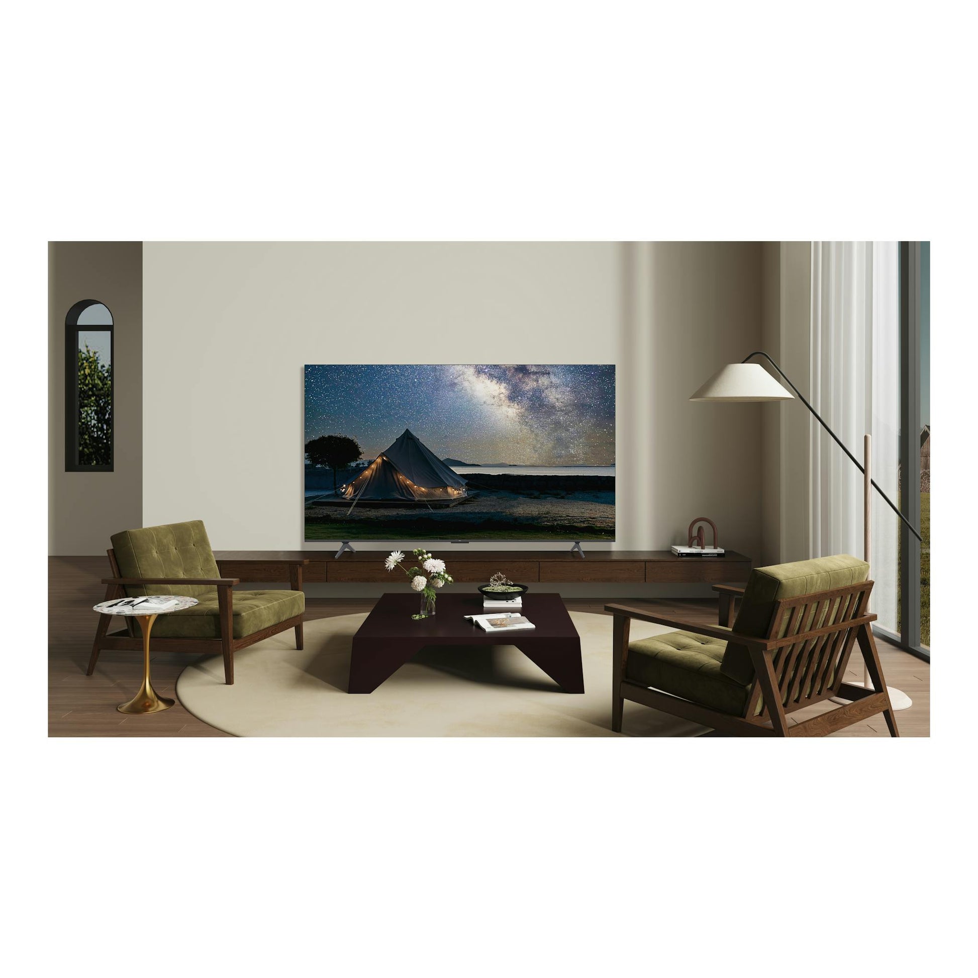 Televisor TCL 55P7K, vista frontal sobre mueble, con una carpa bajo cielo estrellado en pantalla.