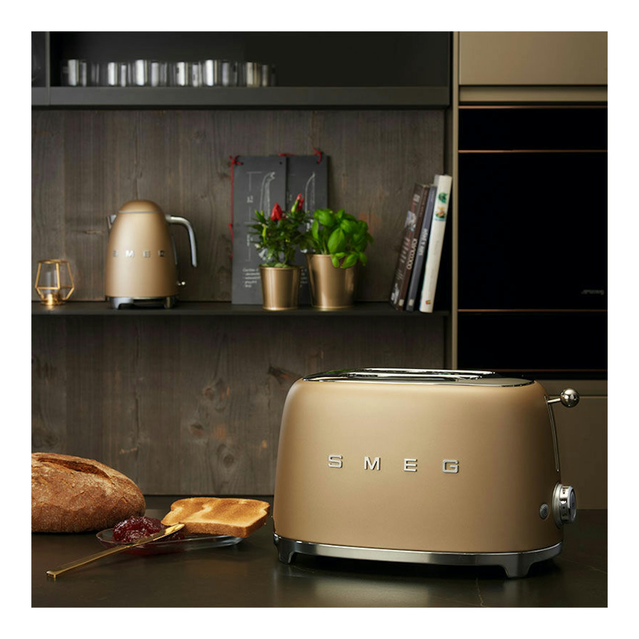 Tostador Smeg TSF01CHMEU oro mate, vista frontal en encimera.