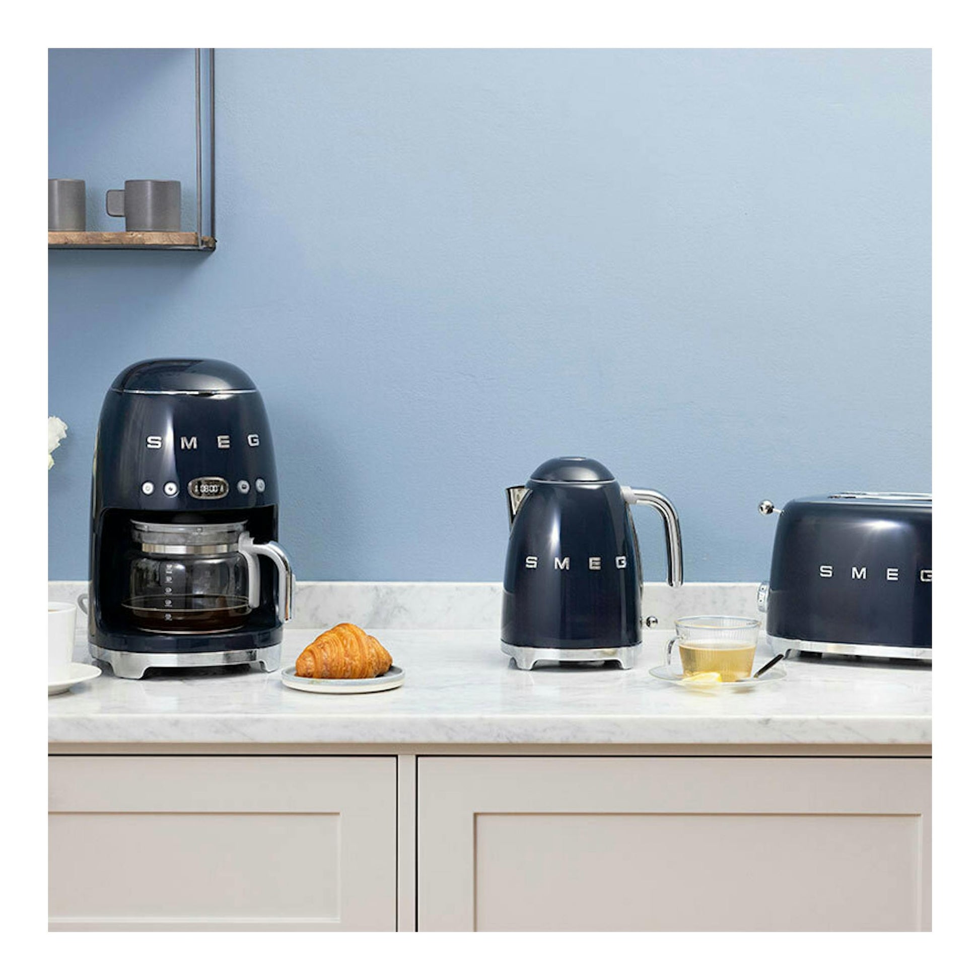 Tostador Smeg TSF01NBEU azul marino, vista frontal lateral sobre encimera de cocina.
