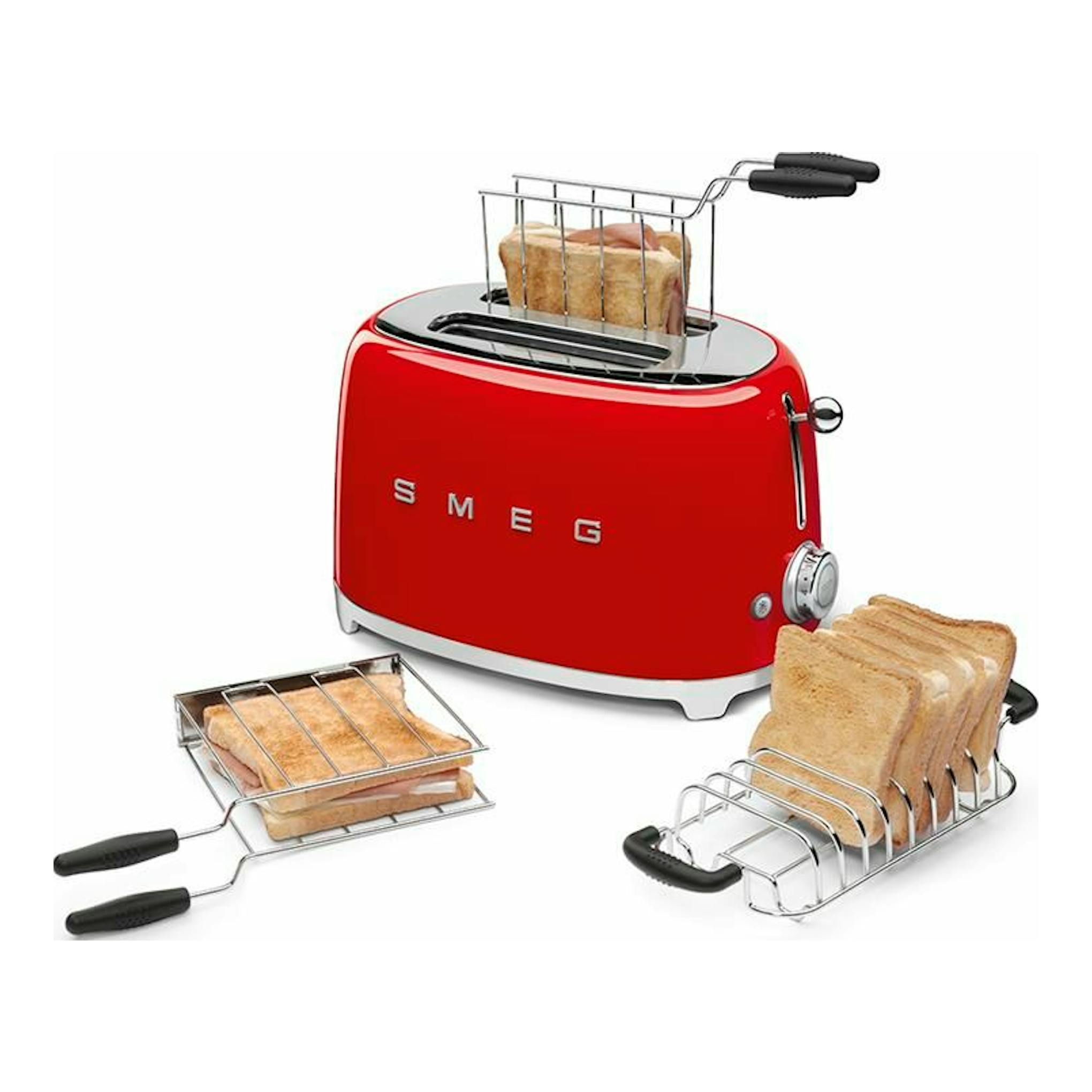Tostador Smeg TSF01RDEU rojo, vista frontal, con accesorios para sándwich y rebanadas de pan sobre fondo blanco.