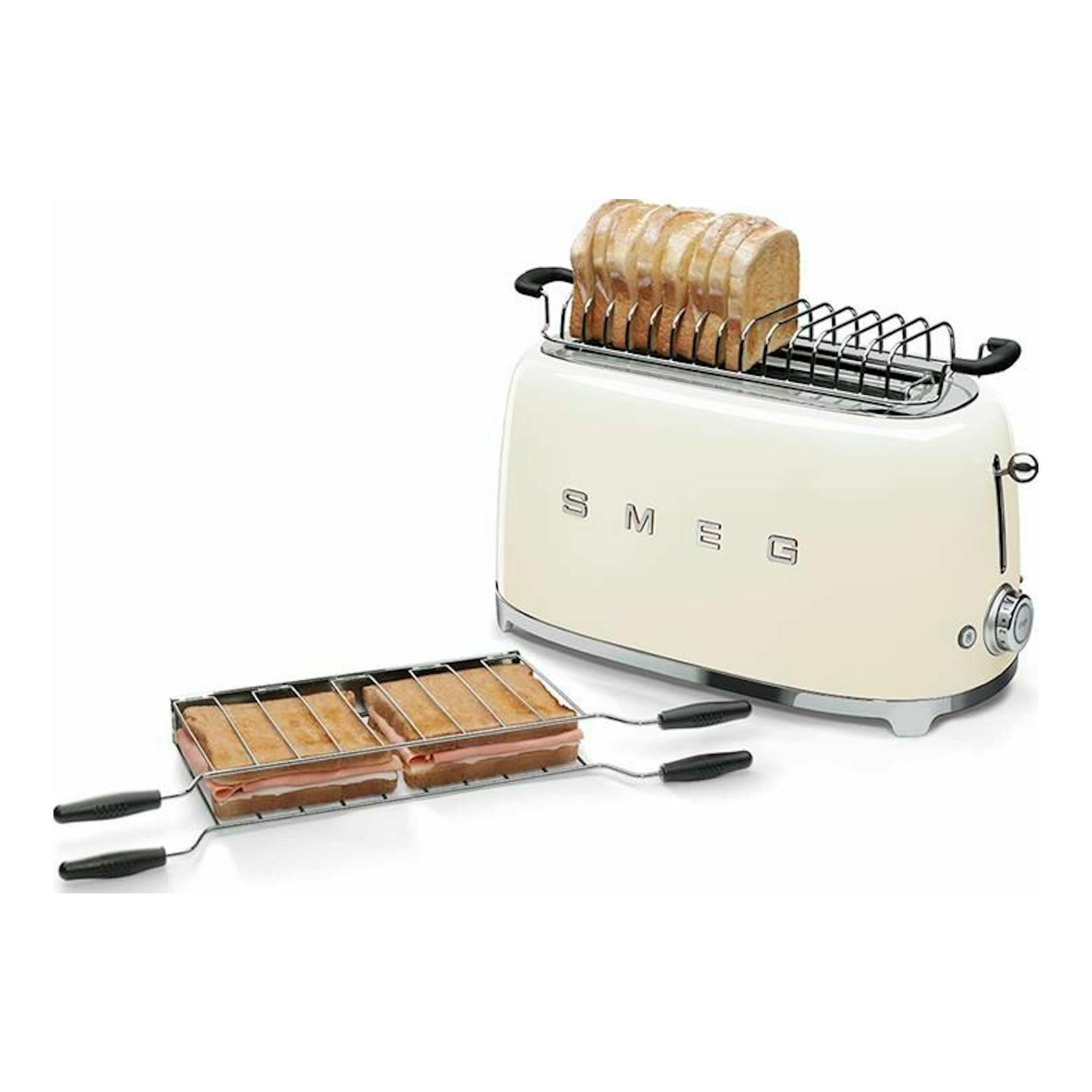 Smeg TSF02CREU tostador crema, vista 3/4, con pan en la rejilla superior y cesta para sándwiches.