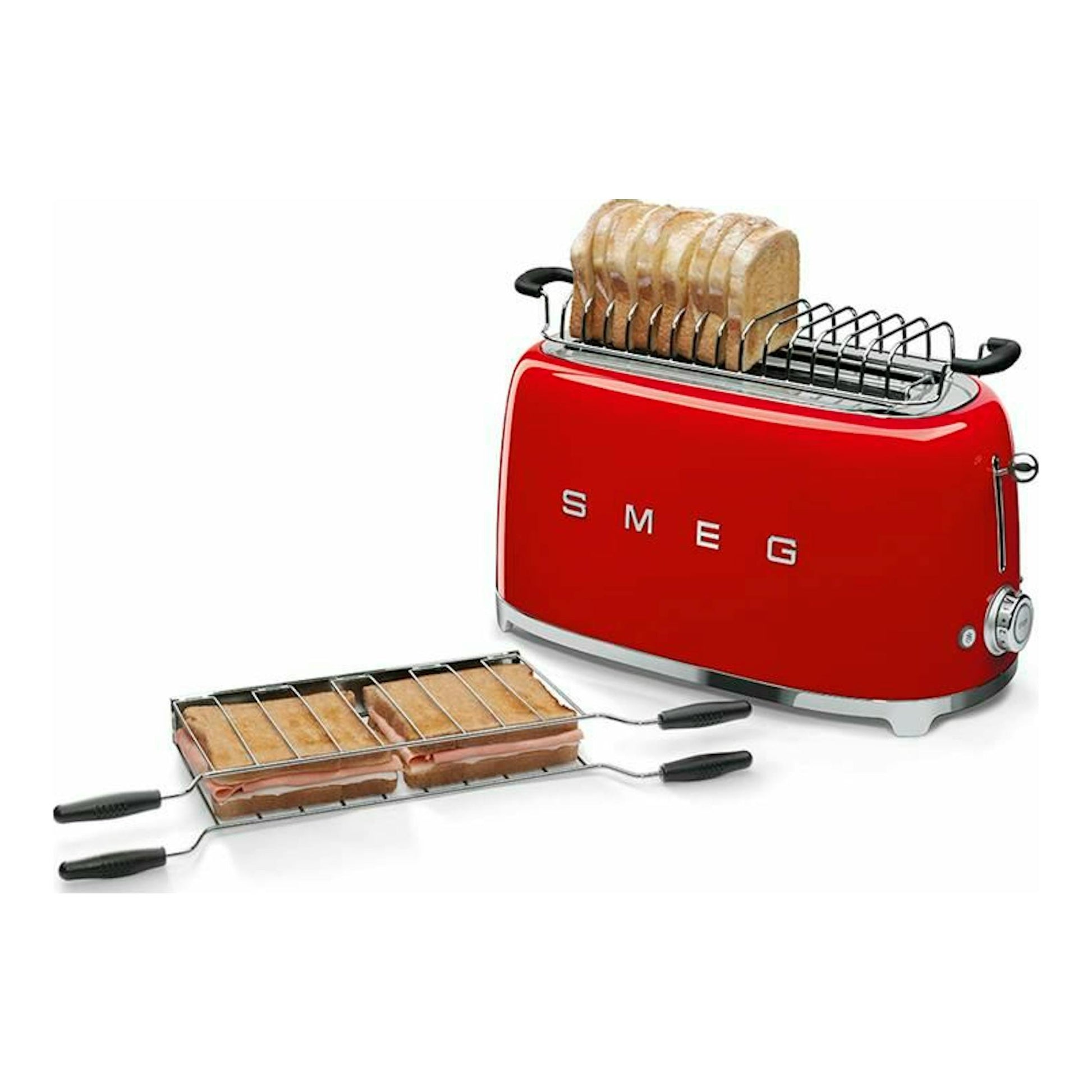 Tostador Smeg TSF02RDEU rojo, vista frontal sobre fondo blanco, con rejilla superior y pan tostado.