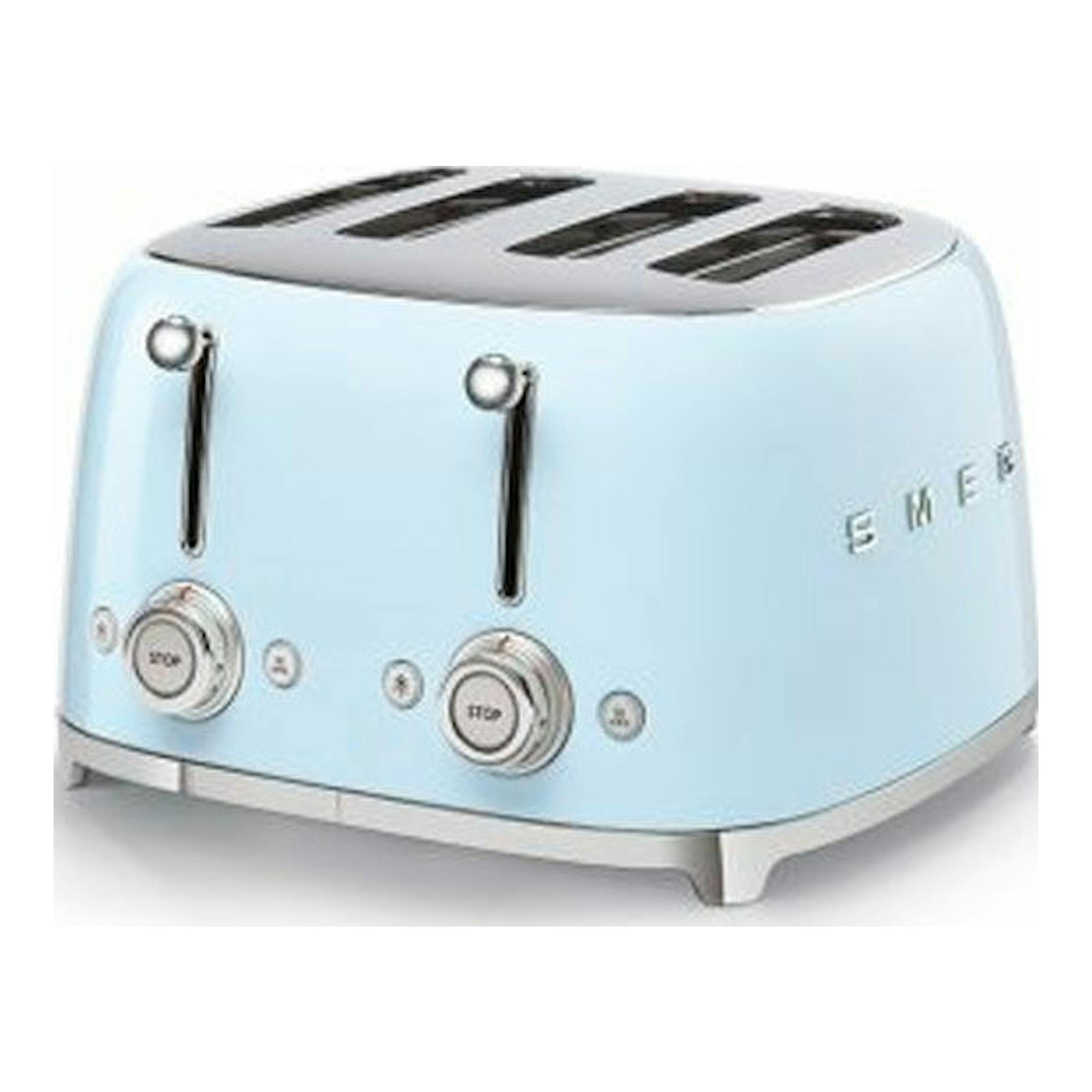 Tostador Smeg TSF03PBEU azul pastel, vista frontal en ángulo, con cuatro ranuras y dos mandos.
