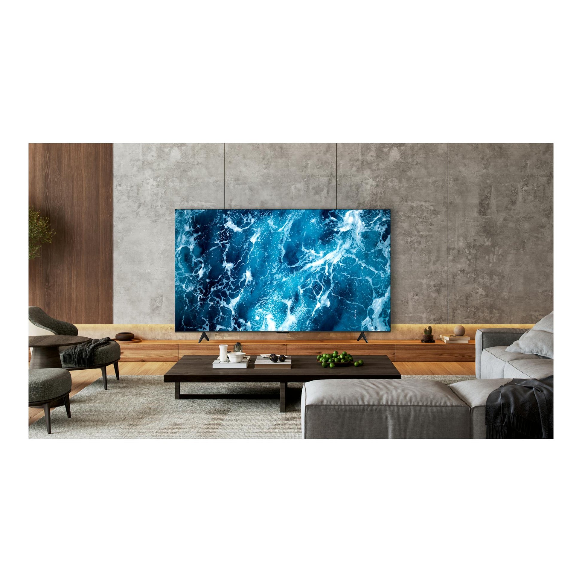 TV TCL 85T69C de 85 pulgadas, vista frontal, en salón moderno, con imagen azul abstracta