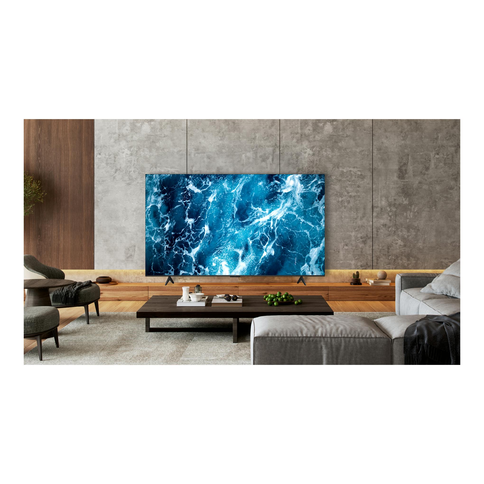 TV TCL 85T69C de 85 pulgadas, vista frontal, en salón moderno, con imagen azul abstracta