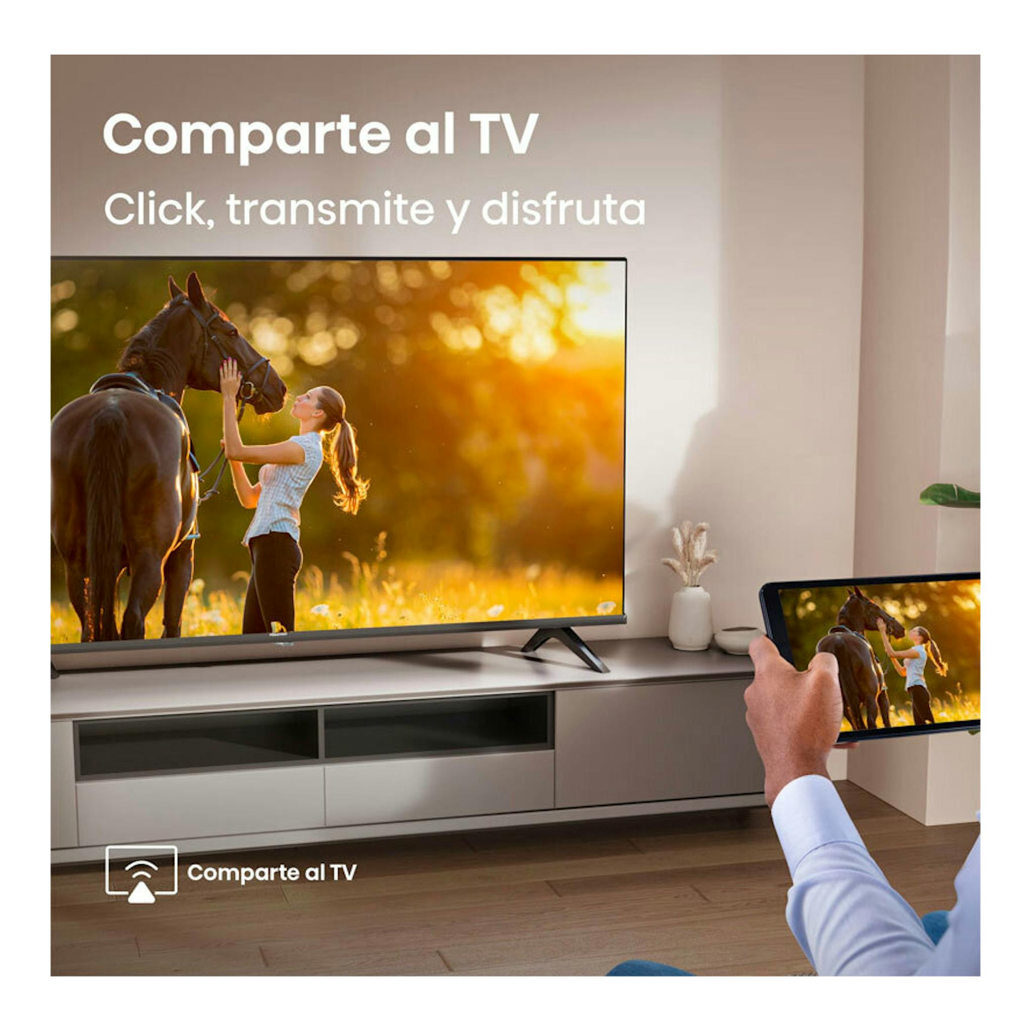 TV Hisense 32A4Q LED 4K de 32" en salón, con una persona duplicando la pantalla desde una tableta.