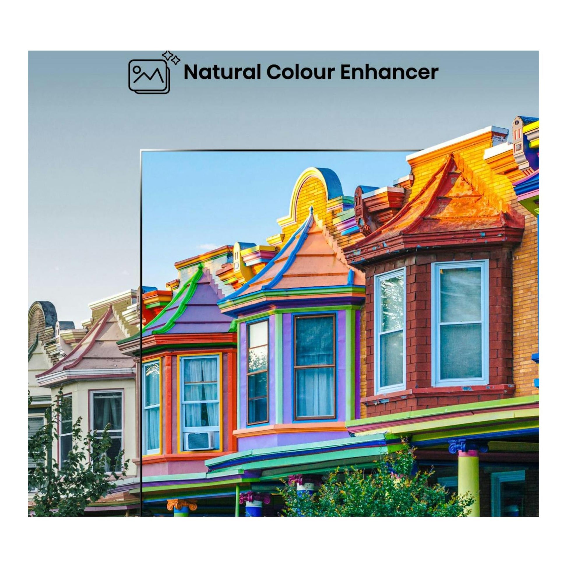 TV Hisense 32A4N en vista frontal, mostrando casas de colores y texto «Natural Colour Enhancer».