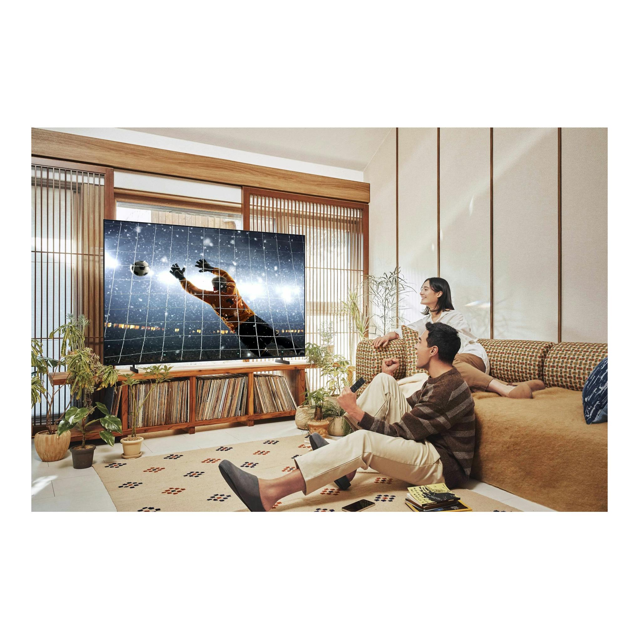 Samsung TU65U7005FKXXC, TV LED 4K negra en salón, vista frontal con un partido de fútbol en pantalla.