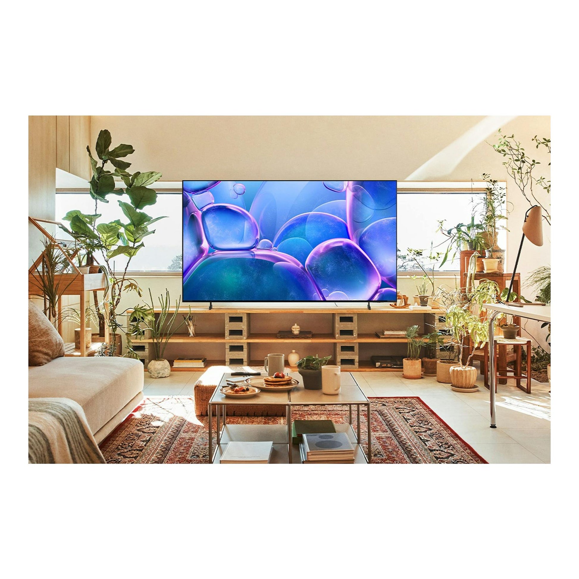 TV Samsung TU75U7005FKXXC, vista frontal, con imagen abstracta azul y morada en un salón.