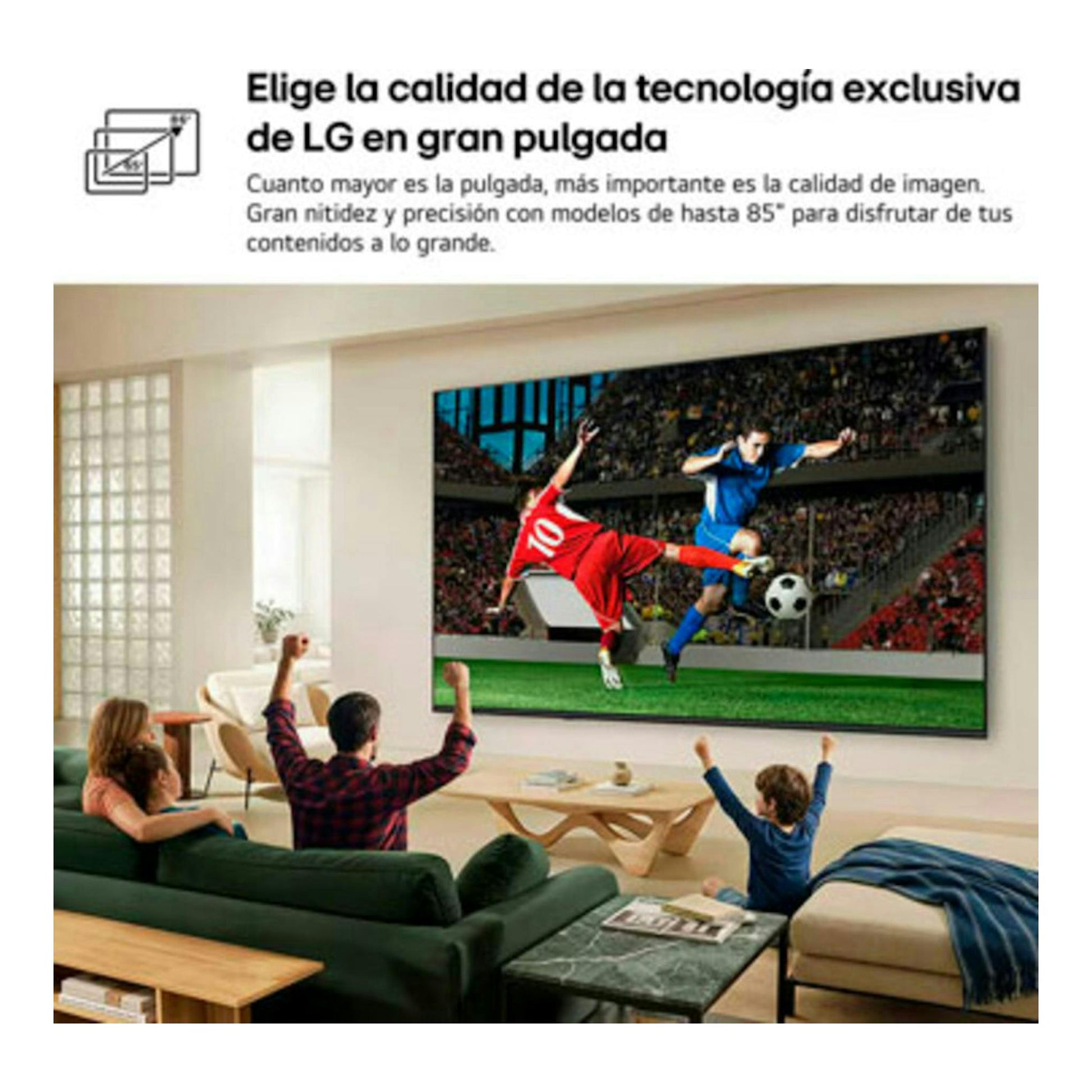 Anuncio de LG 50QNED70B6C.AEU: televisor de pared en un salón, con un partido de fútbol en pantalla y una familia mirando.