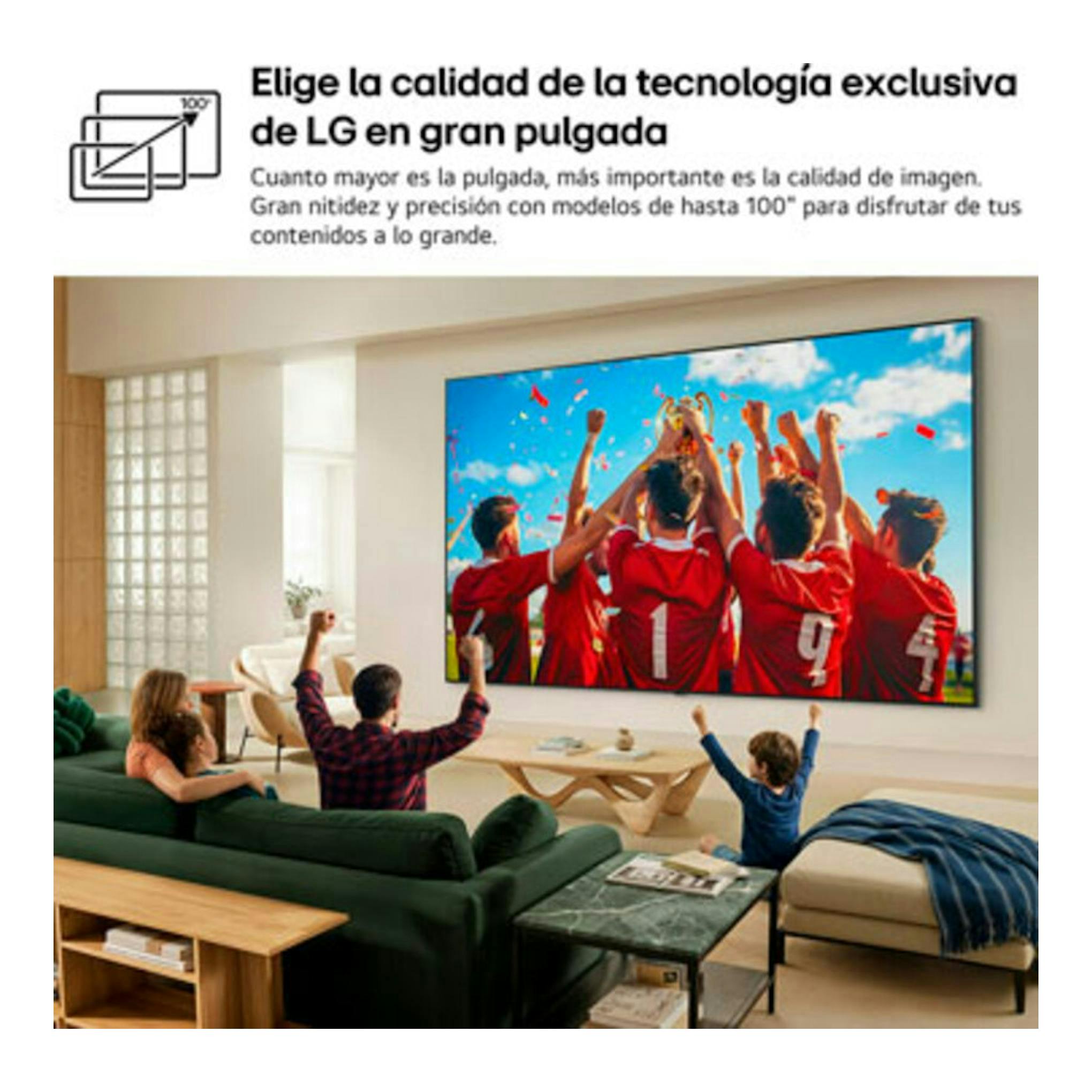 Televisor LG 55QNED86B6B montado en pared en una sala de estar, con un partido de fútbol en pantalla.