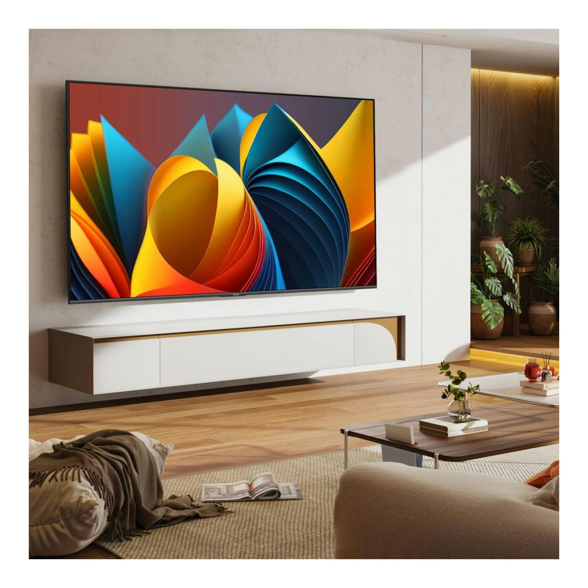 TV Hisense 100E7NQ de pantalla grande, montado en pared, con imagen abstracta multicolor en un salón.