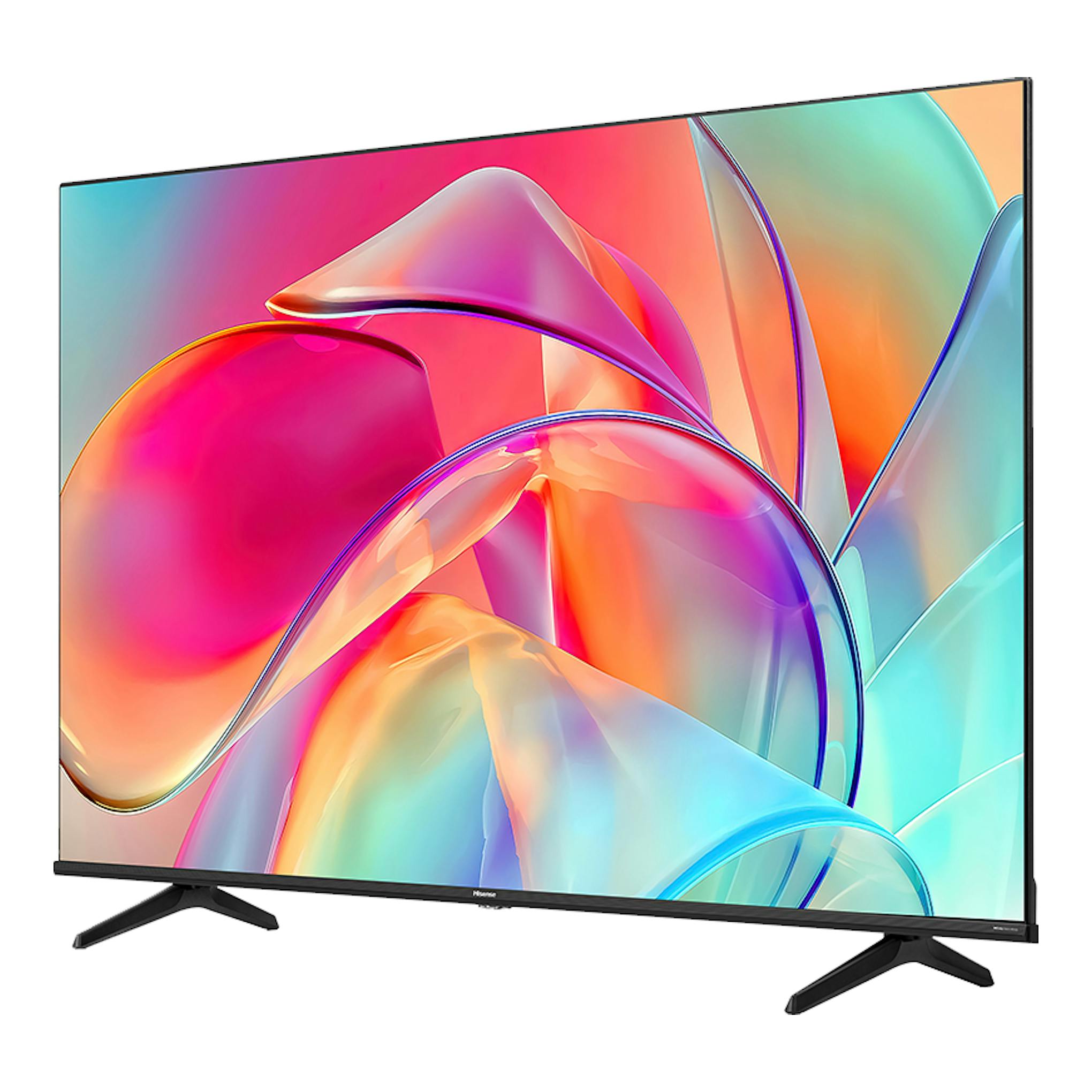 Televisor Hisense 55E77KQ, vista frontal en ángulo, pantalla con fondo abstracto multicolor y marco negro.