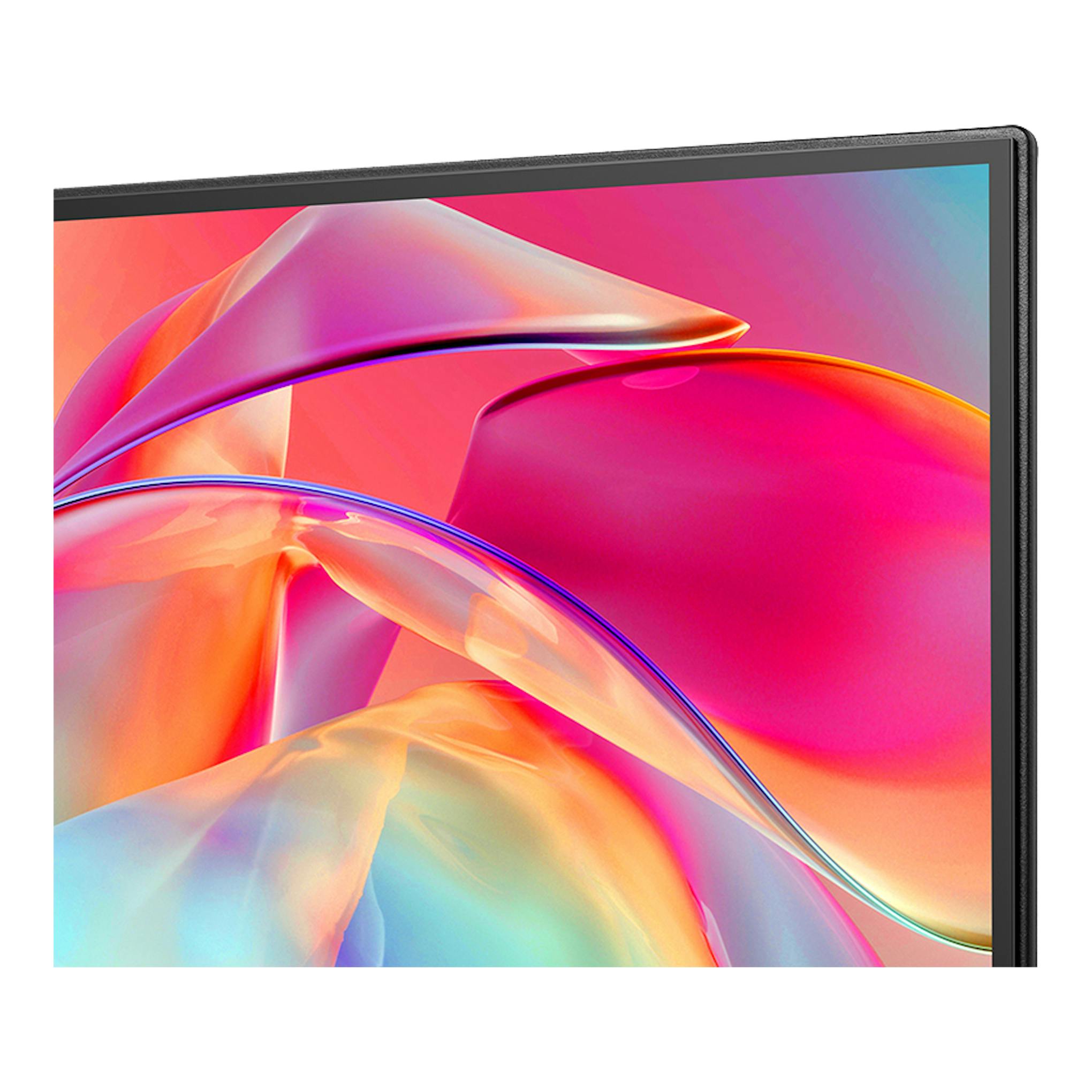 TV Hisense 55E77KQ, vista frontal parcial, pantalla encendida con borde negro fino y fondo abstracto multicolor.
