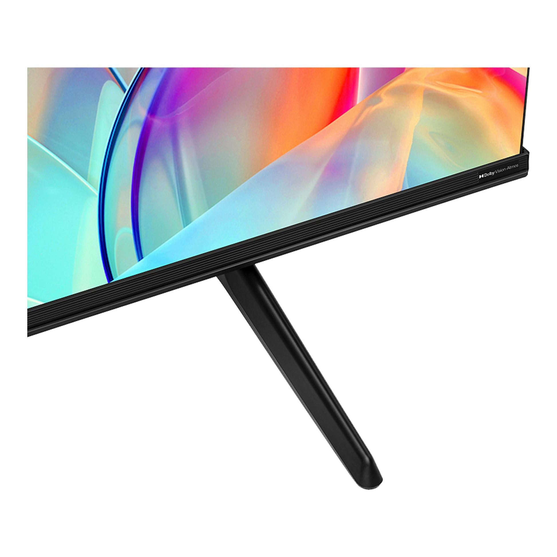 TV Hisense 55E77KQ QLED 4K, vista parcial en ángulo, con pantalla multicolor y pie negro.