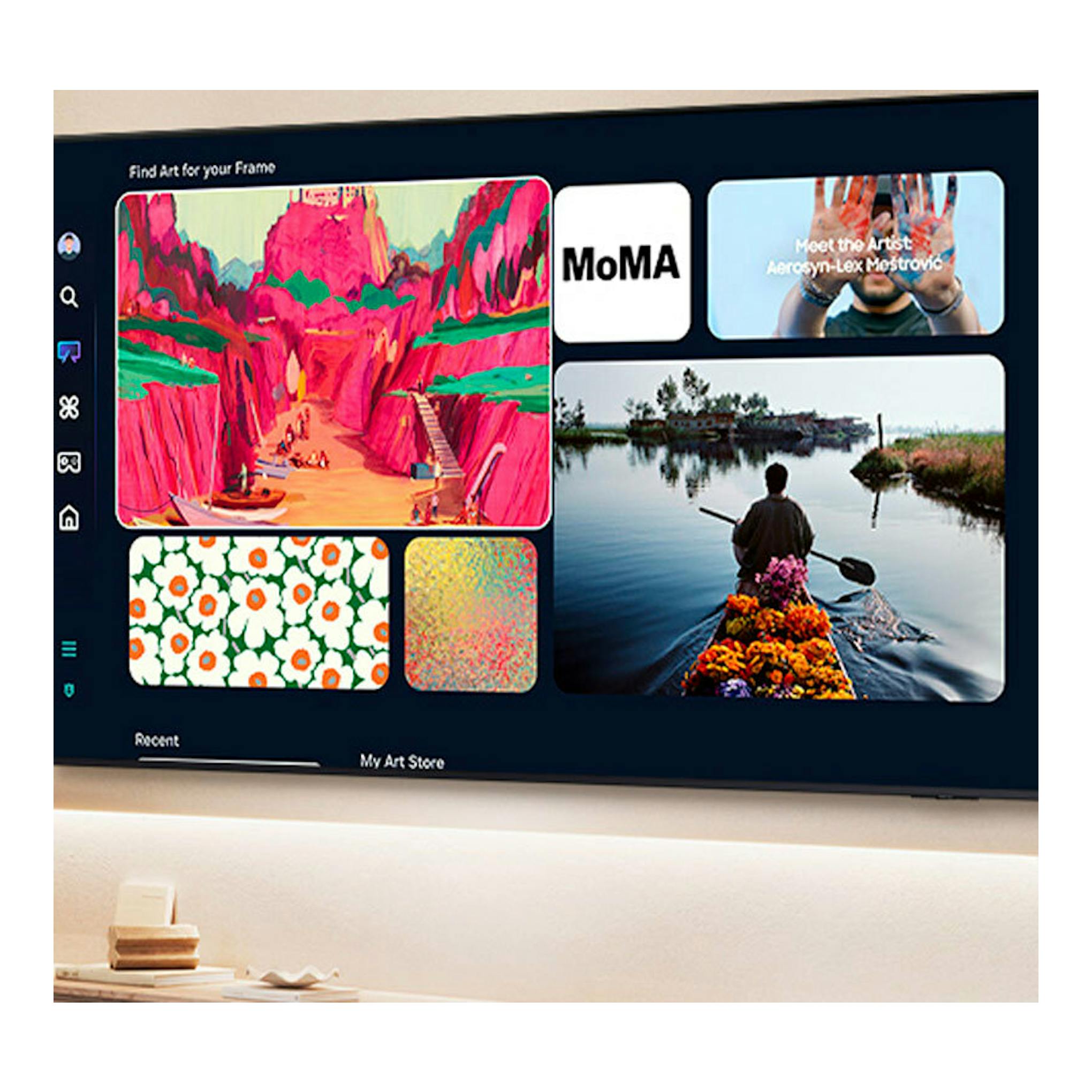 Televisor Samsung TQ65QN90FATXXC negro, vista frontal en pared, con interfaz Art Mode y mosaicos de obras.