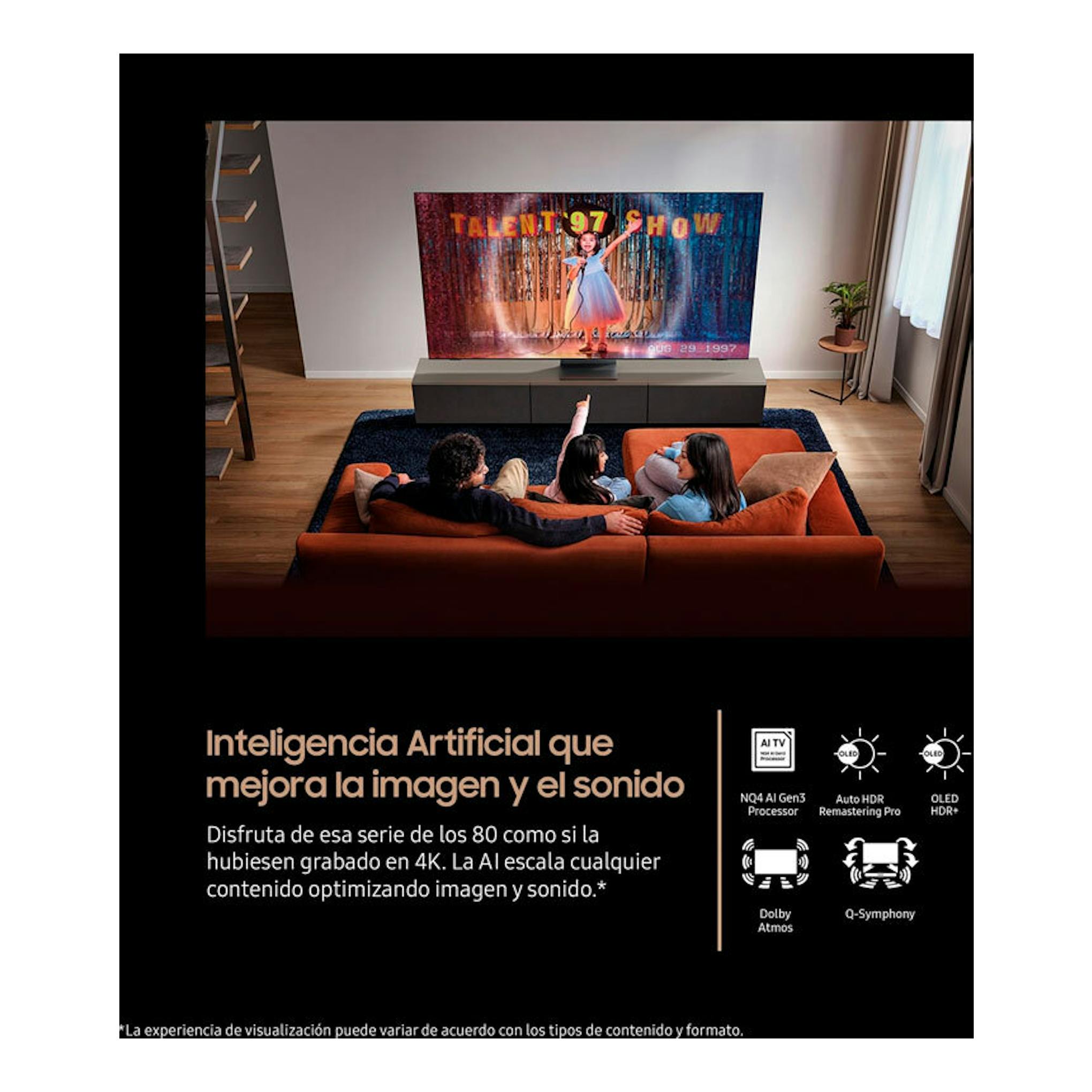 Televisor Samsung TQ65S90FATXXC OLED 4K de 65 pulgadas en un salón, con tres personas sentadas en un sofá.