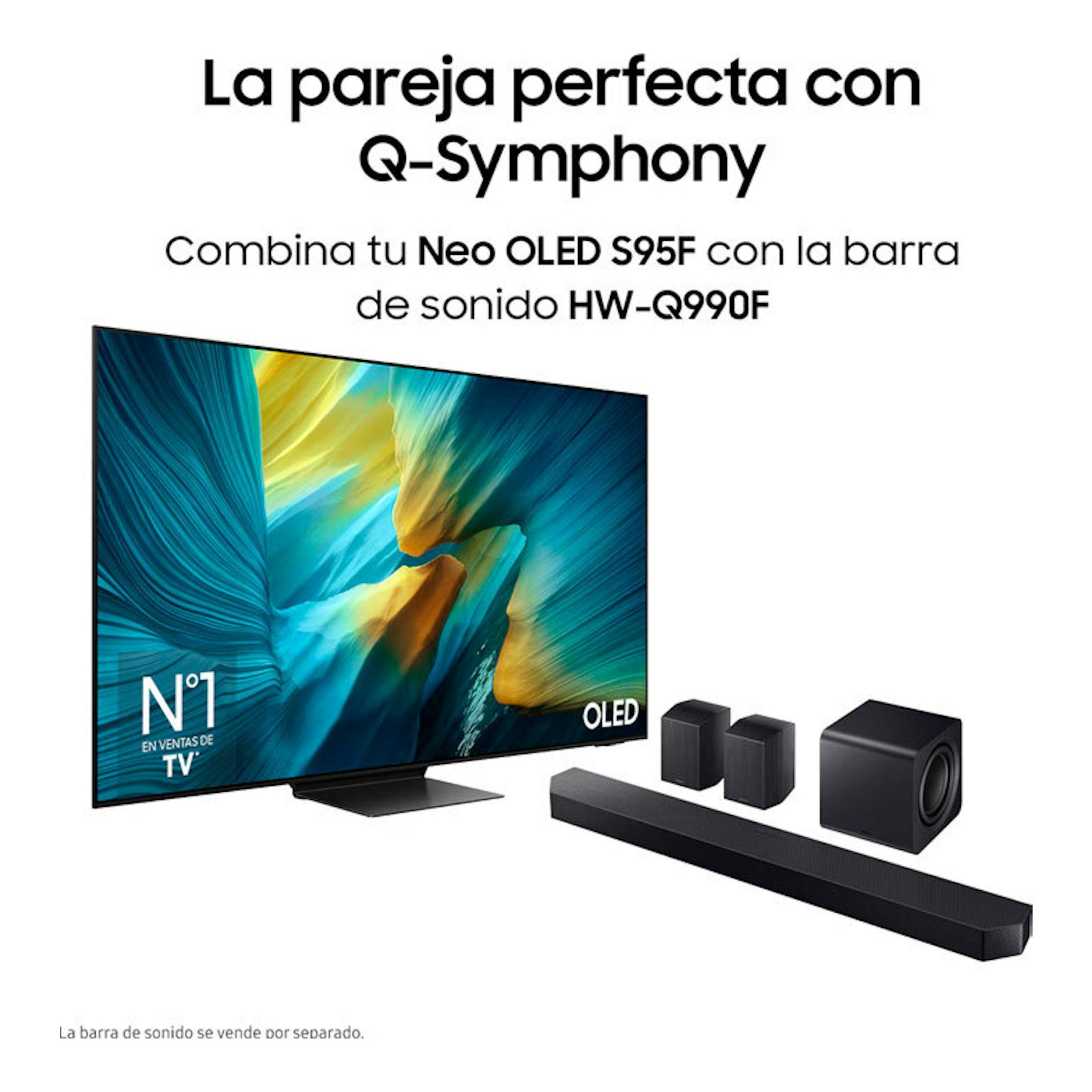 TV Samsung Neo OLED S95F, vista frontal inclinada, junto a barra de sonido HW-Q990F y altavoces.