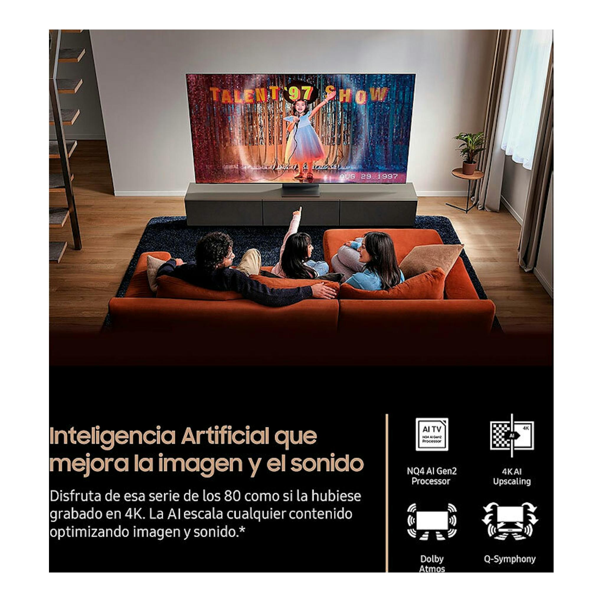 Samsung TQ75QN70FAUXXC Neo QLED 4K de 75 pulgadas, vista frontal en salón, sobre mueble con tres personas.