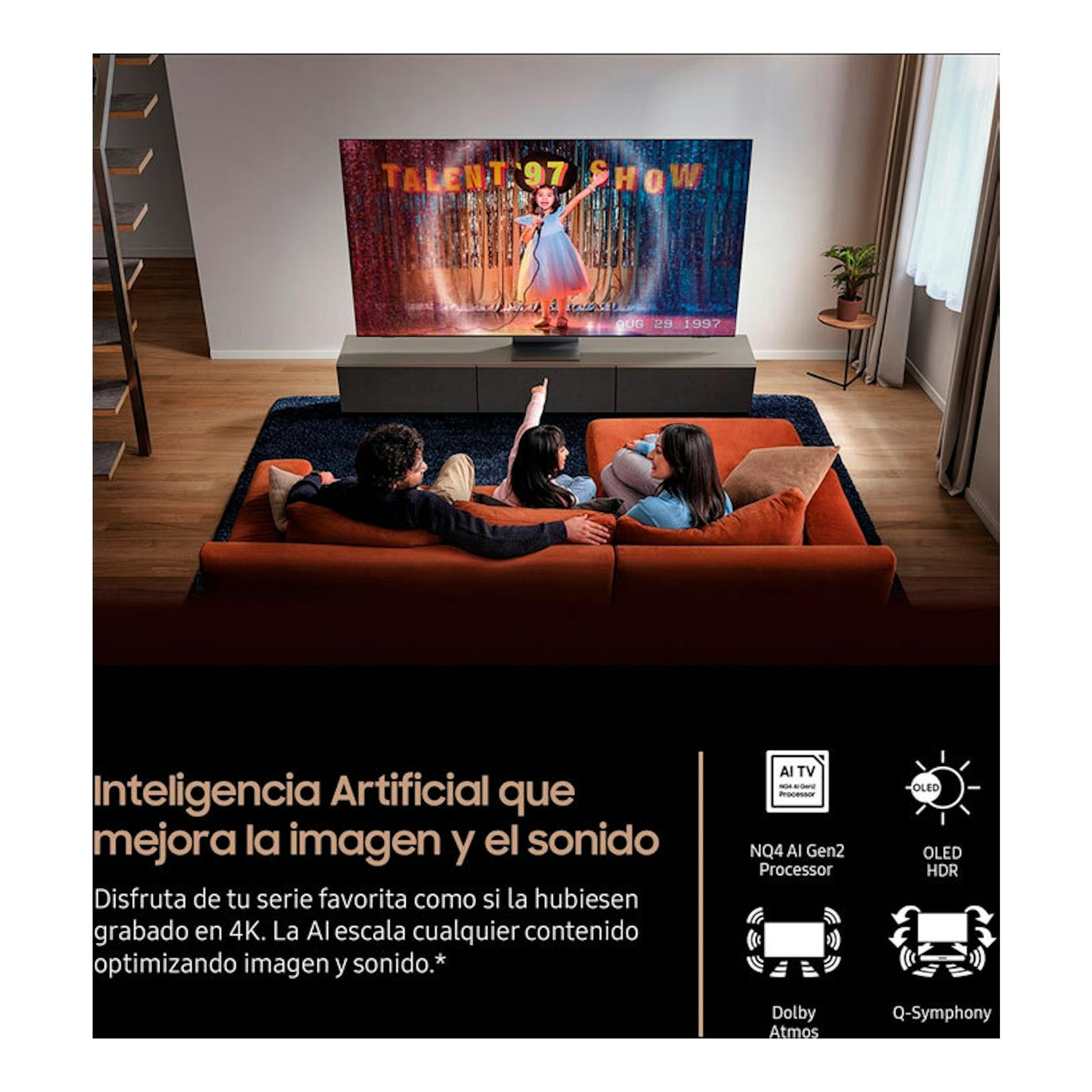 Samsung TQ83S85FAEXXC OLED 4K de 83" en un salón, vista frontal, con tres personas viendo la TV.