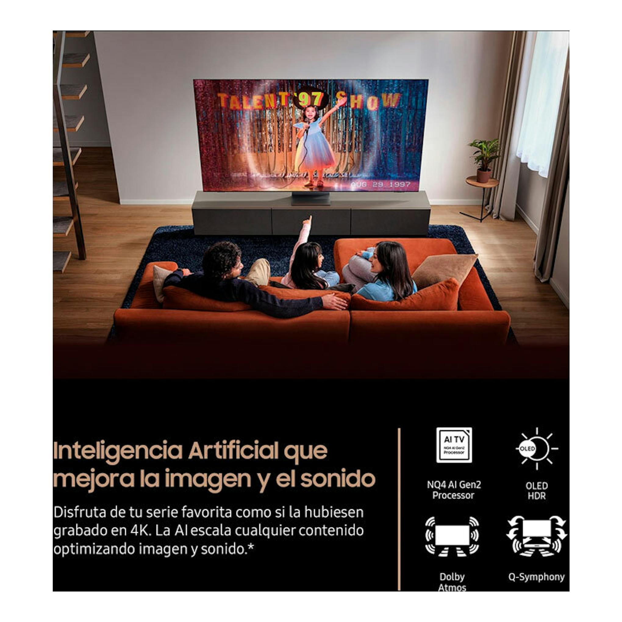 Samsung TQ83S85FAEXXC OLED 4K de 83" en un salón, vista frontal, con tres personas viendo la TV.