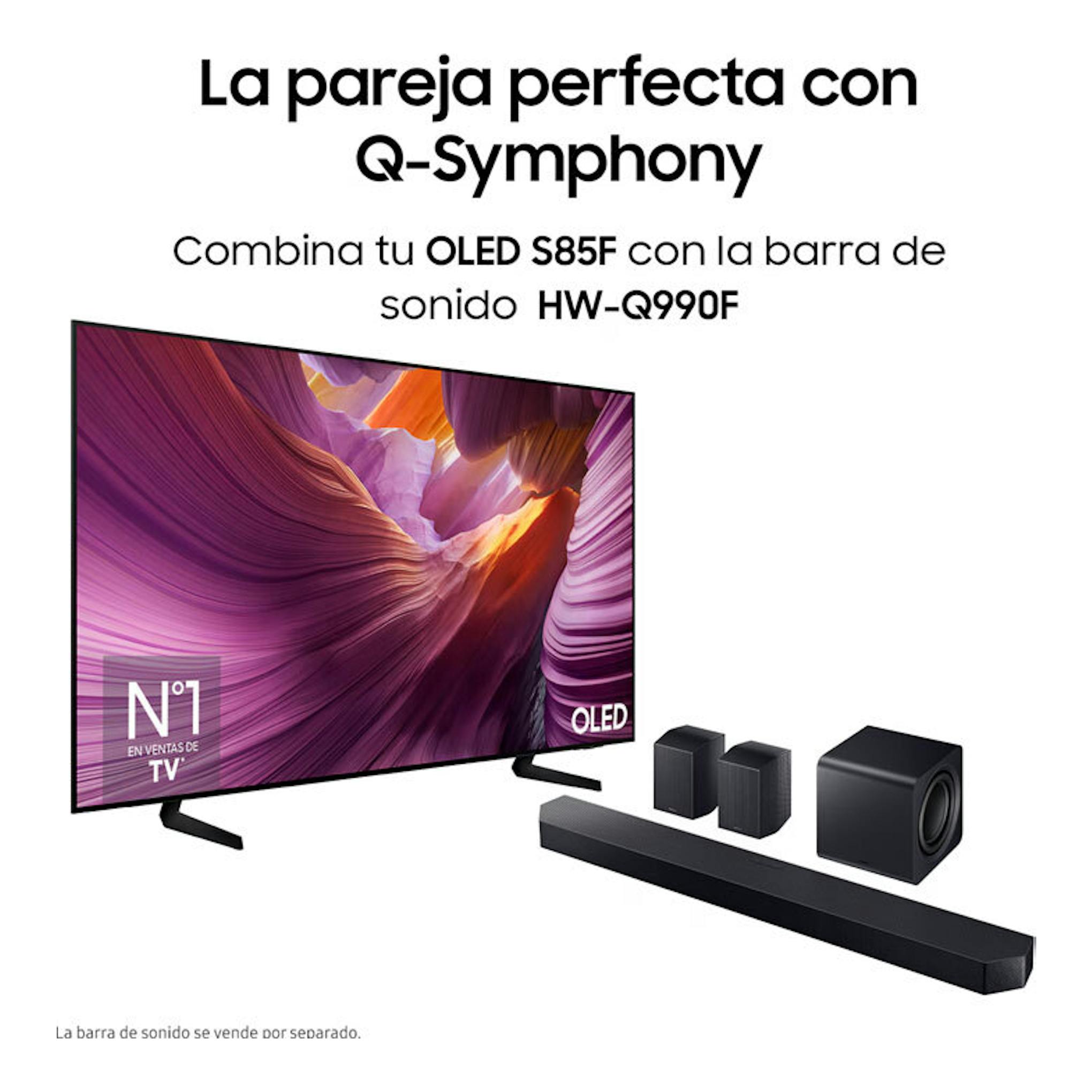 Samsung OLED S85F 83" en vista angulada, con barra de sonido HW-Q990F y altavoces, sobre fondo blanco.
