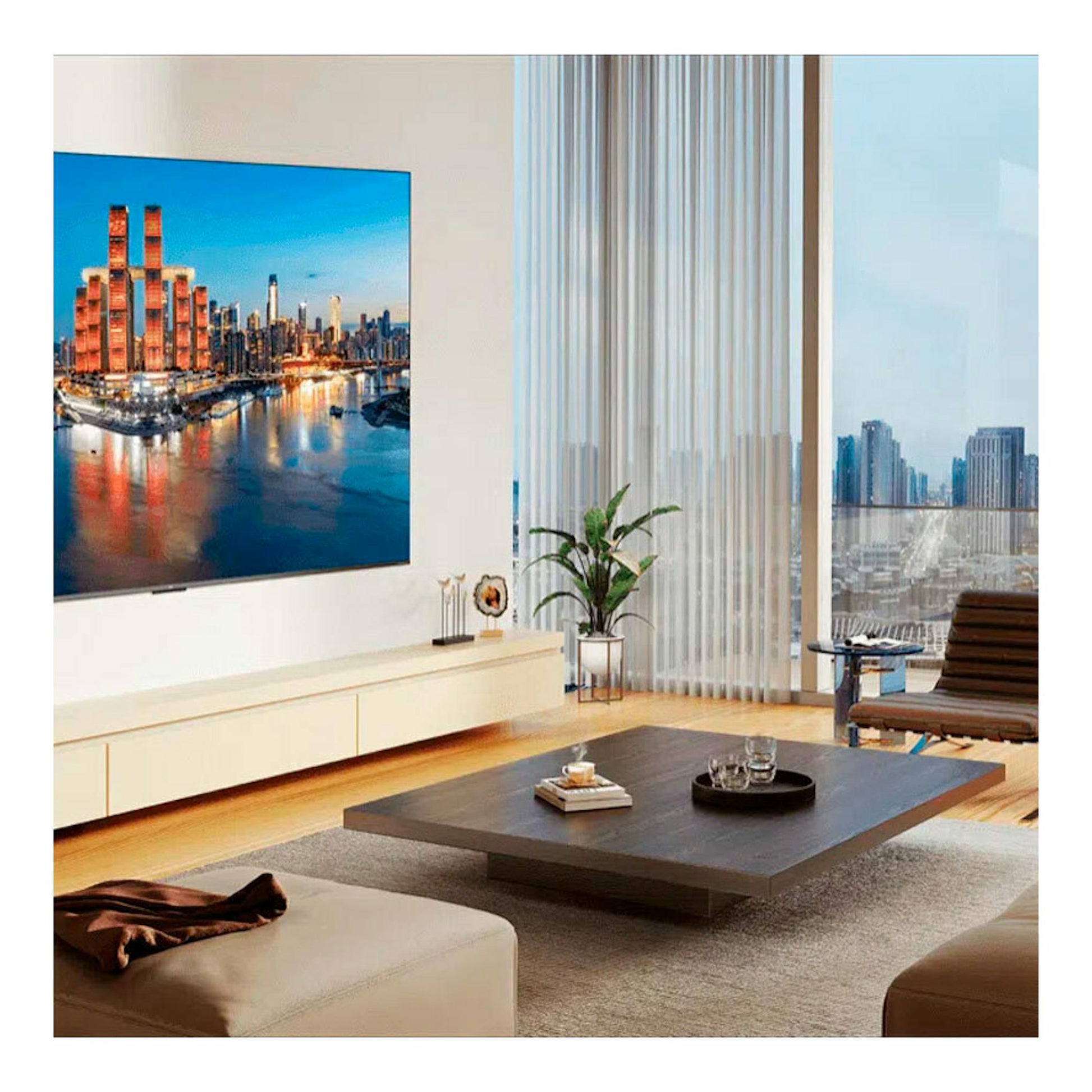 TV TCL 75C7K MiniLED 4K de 75 pulgadas, vista frontal en un salón moderno, montada en pared.