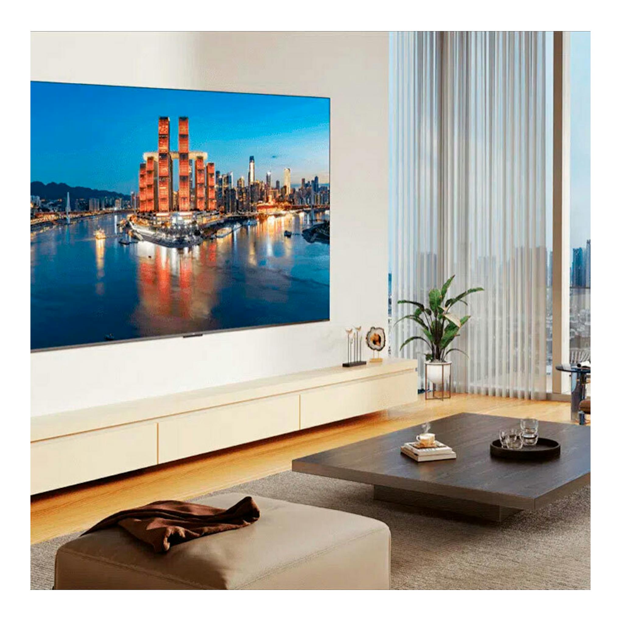 TV TCL 85C7K MiniLED 4K de 85", vista frontal, montada en pared, en un salón moderno.