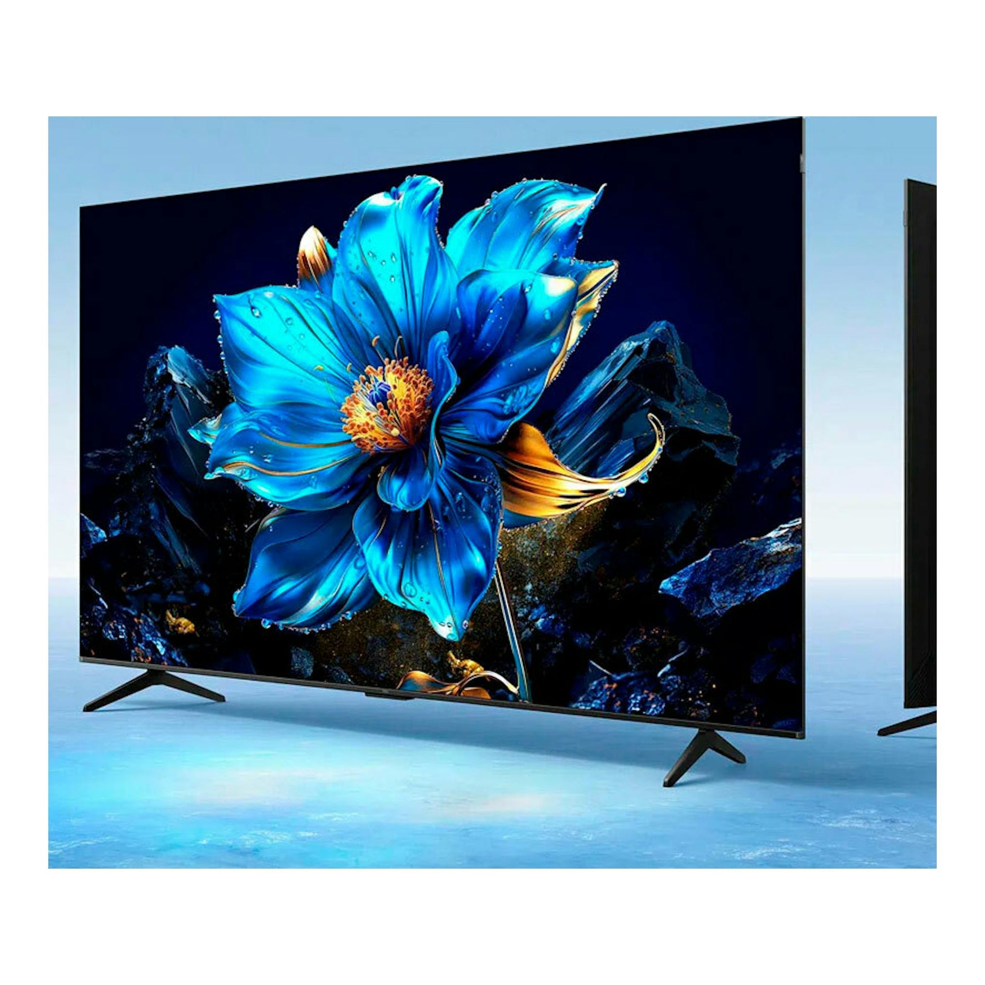 TV TCL 85P7K QLED 4K de 85 pulgadas, vista frontal en ángulo, con flor azul en pantalla y soporte negro.