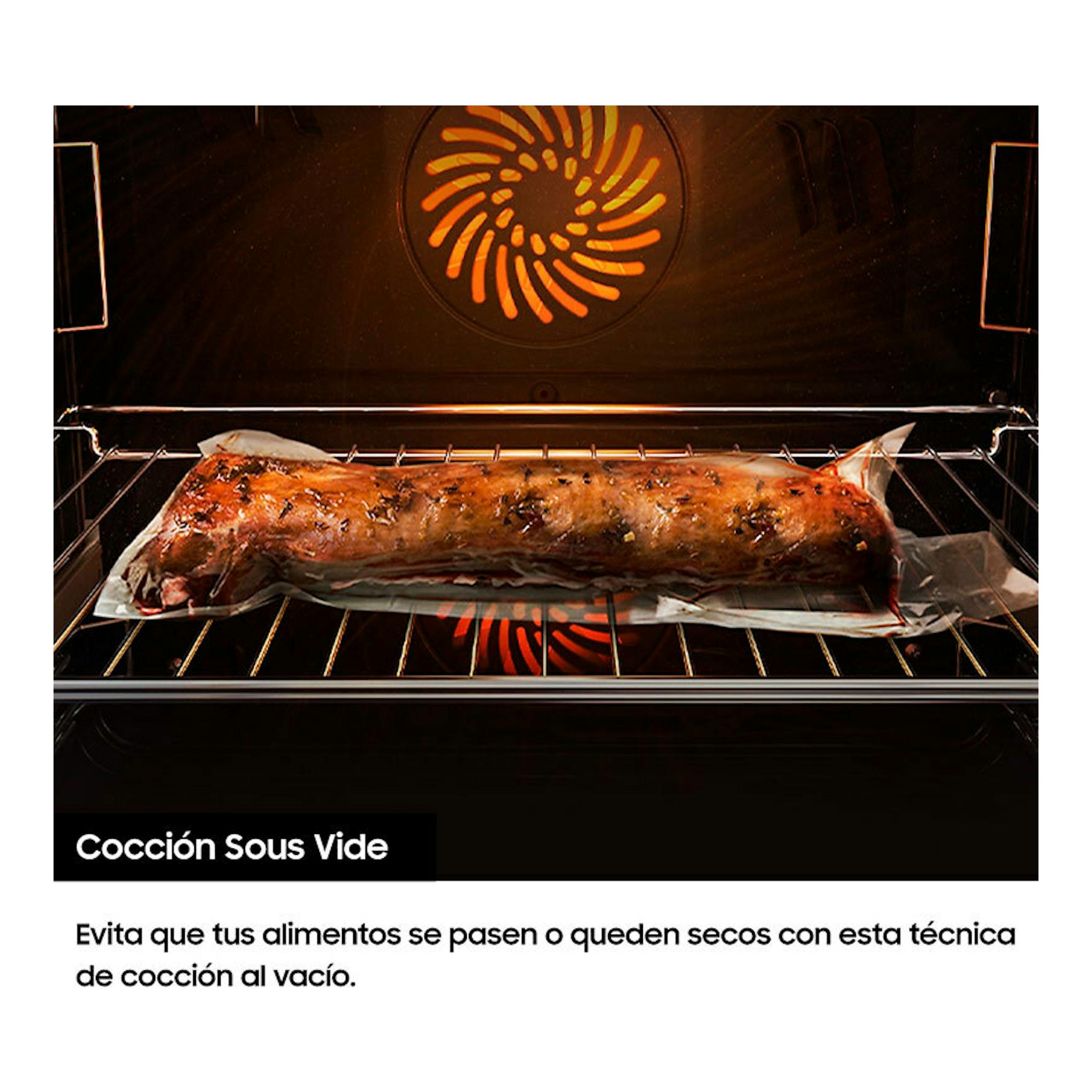 Horno Samsung NV7B4430ZAB/U1, vista frontal del interior con carne en bandeja y símbolo naranja de ventilación.
