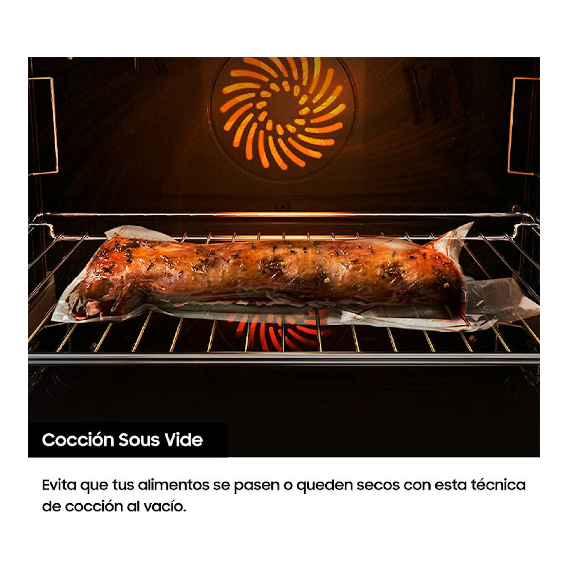 Vista frontal del interior de un horno integrable Samsung NV7B4530ZAS/U1 Inox, con carne al vacío sobre rejilla.