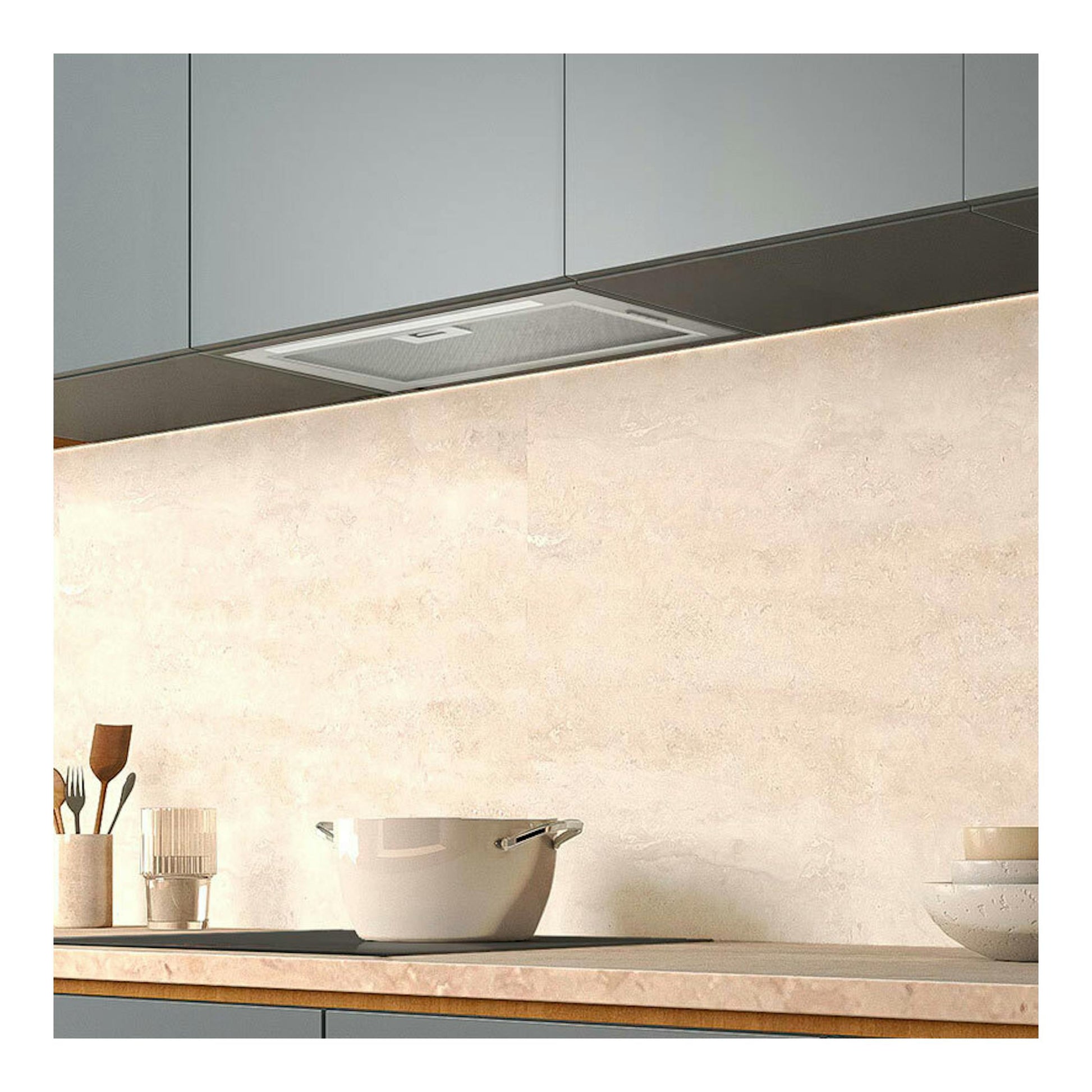 Grupo filtrante Samsung NK52FG454CS/UR blanco, vista inferior bajo mueble en cocina moderna.