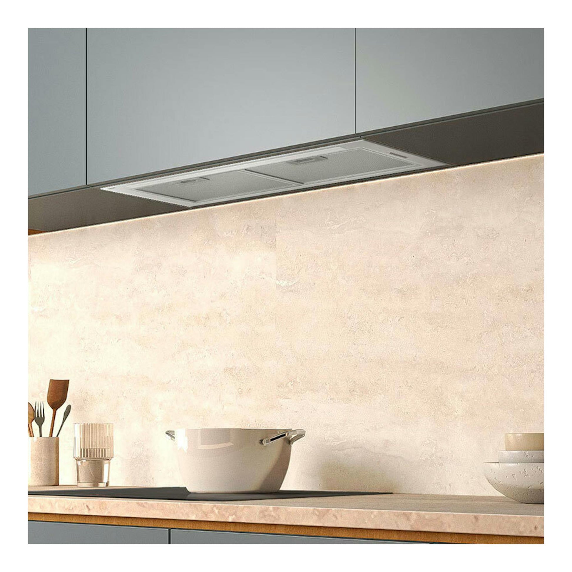 Grupo filtrante Samsung NK72FG454CS/UR de 72 cm, empotrado bajo mueble, vista frontal en cocina gris.