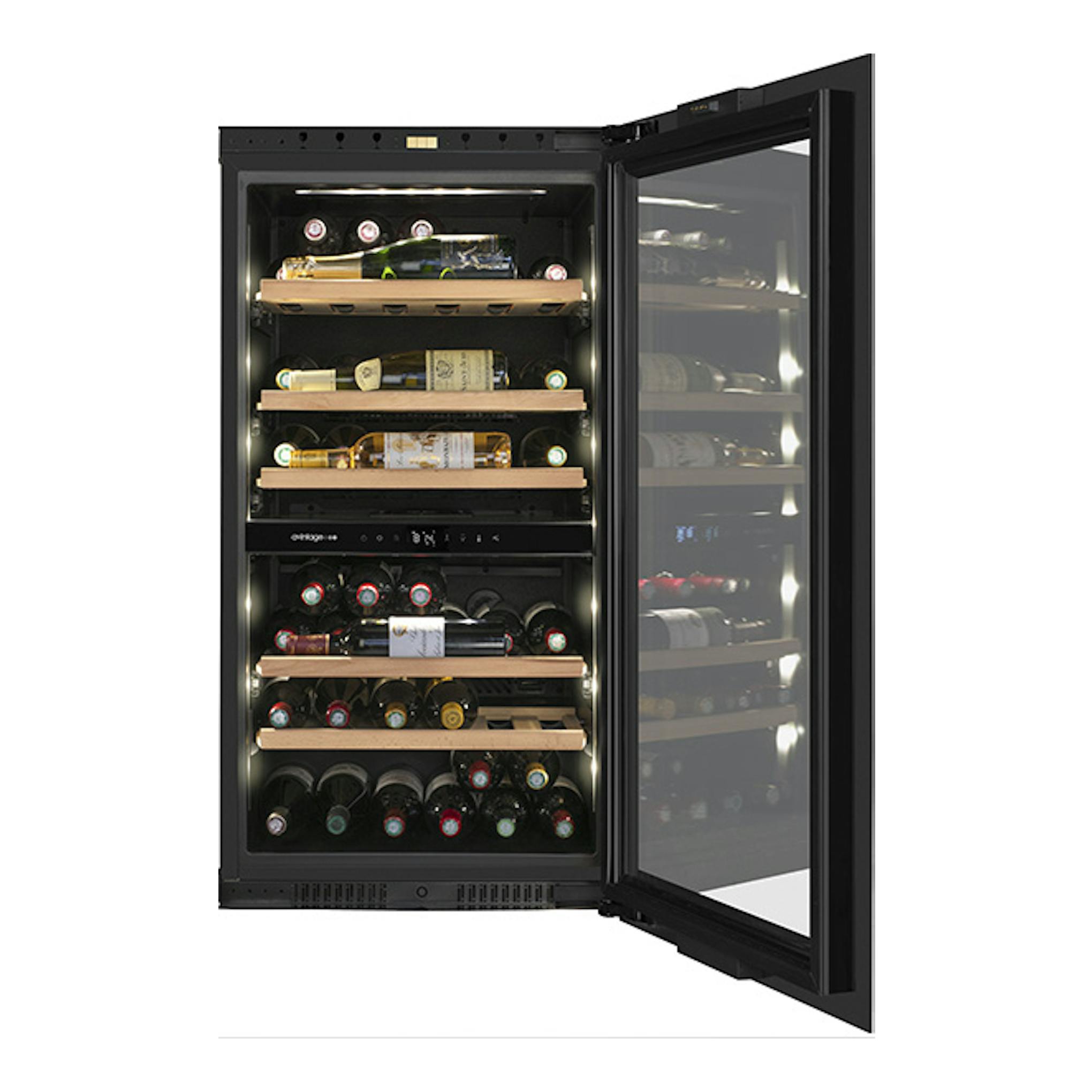 Vinoteca Avintage AVI105PLATINUM negra, vista frontal, con puerta de vidrio abierta y botellas en estantes.