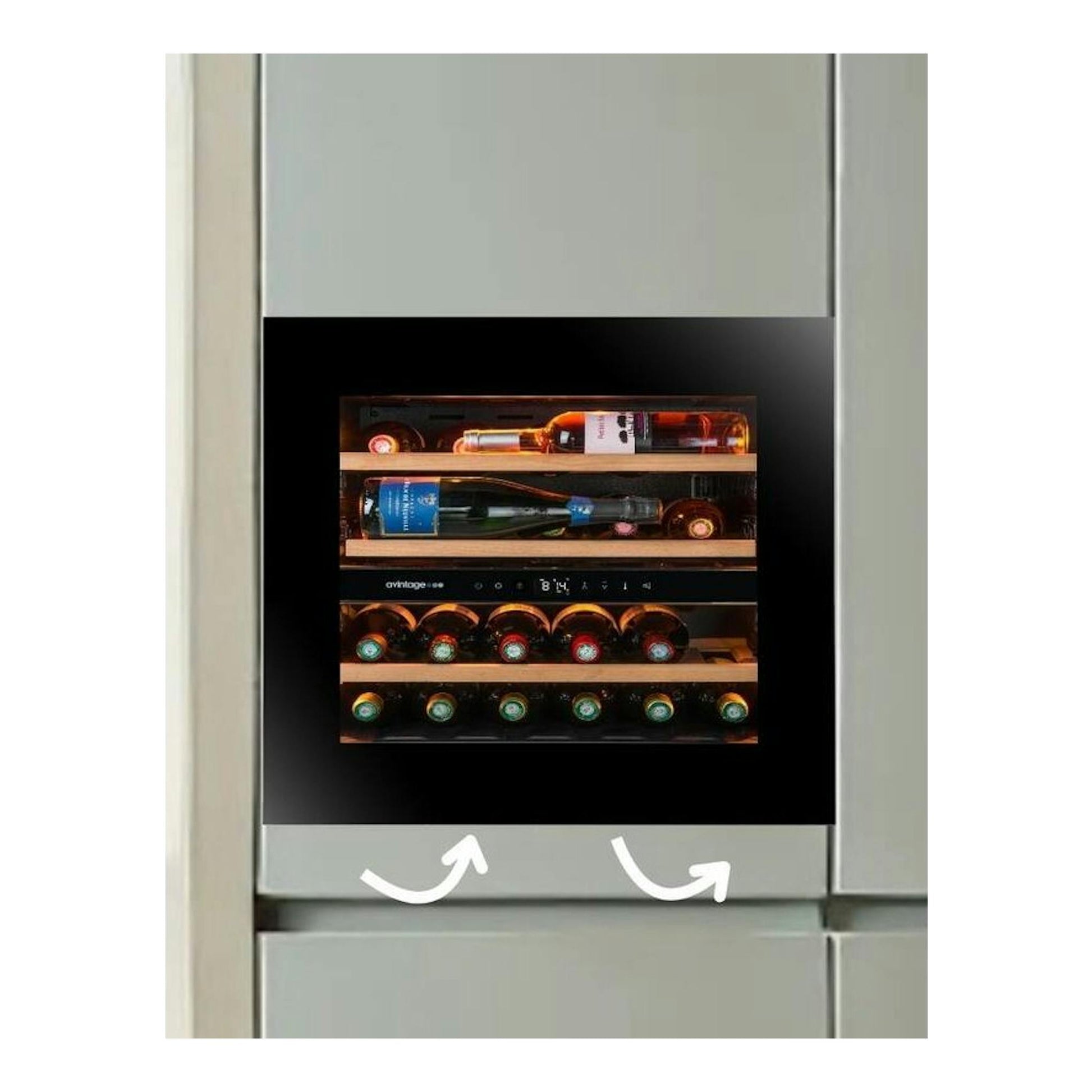 Vinoteca integrable Avintage AVI6075PLATINUM, vista frontal, puerta negra con marco gris y botellas visibles.