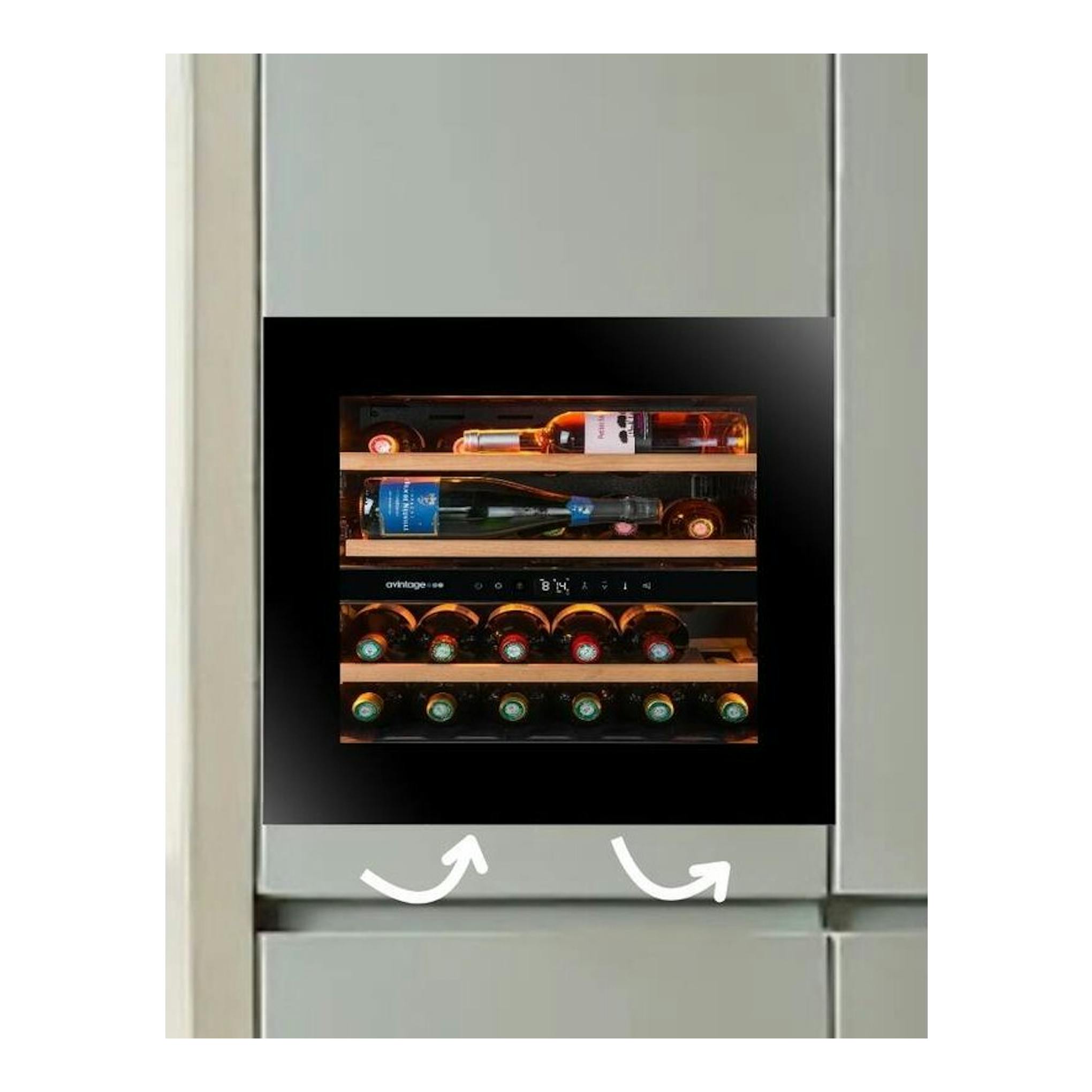 Vinoteca integrable Avintage AVI6075PLATINUM, vista frontal, puerta negra con marco gris y botellas visibles.
