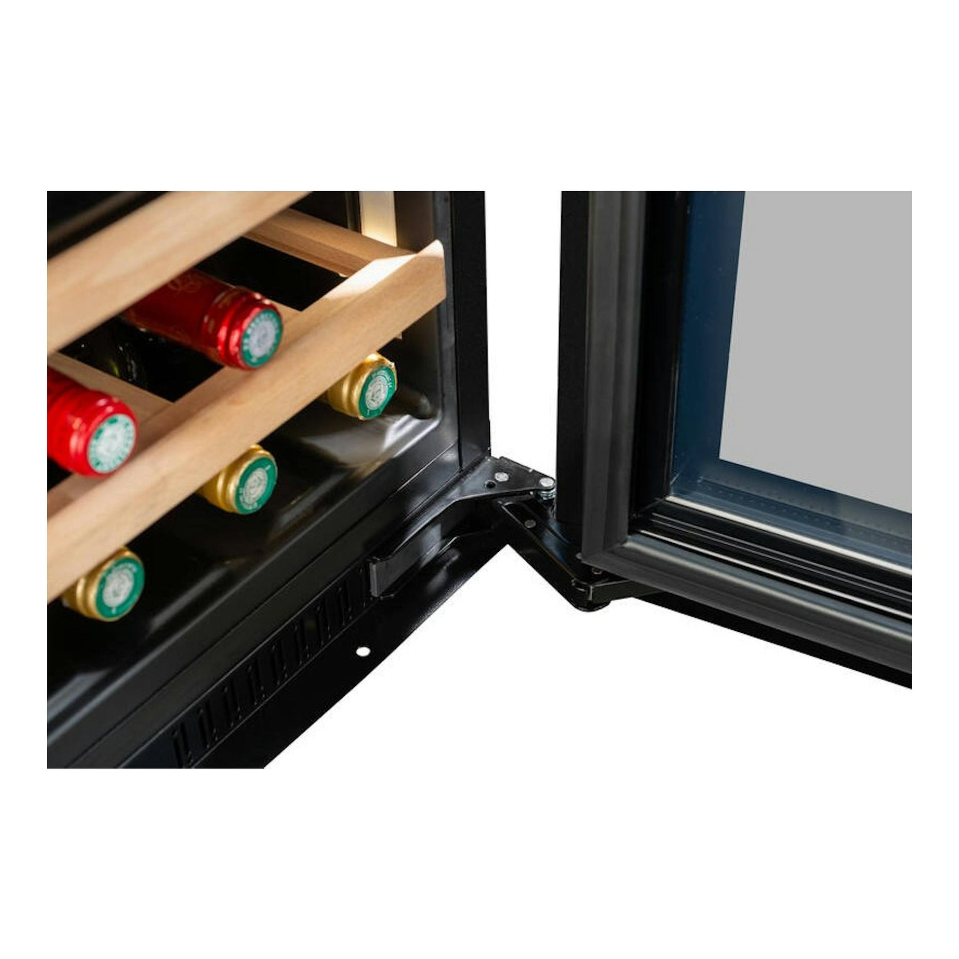 Detalle de la vinoteca Avintage AVI6075PLATINUM con puerta abierta, estantes de madera y bisagra negra.