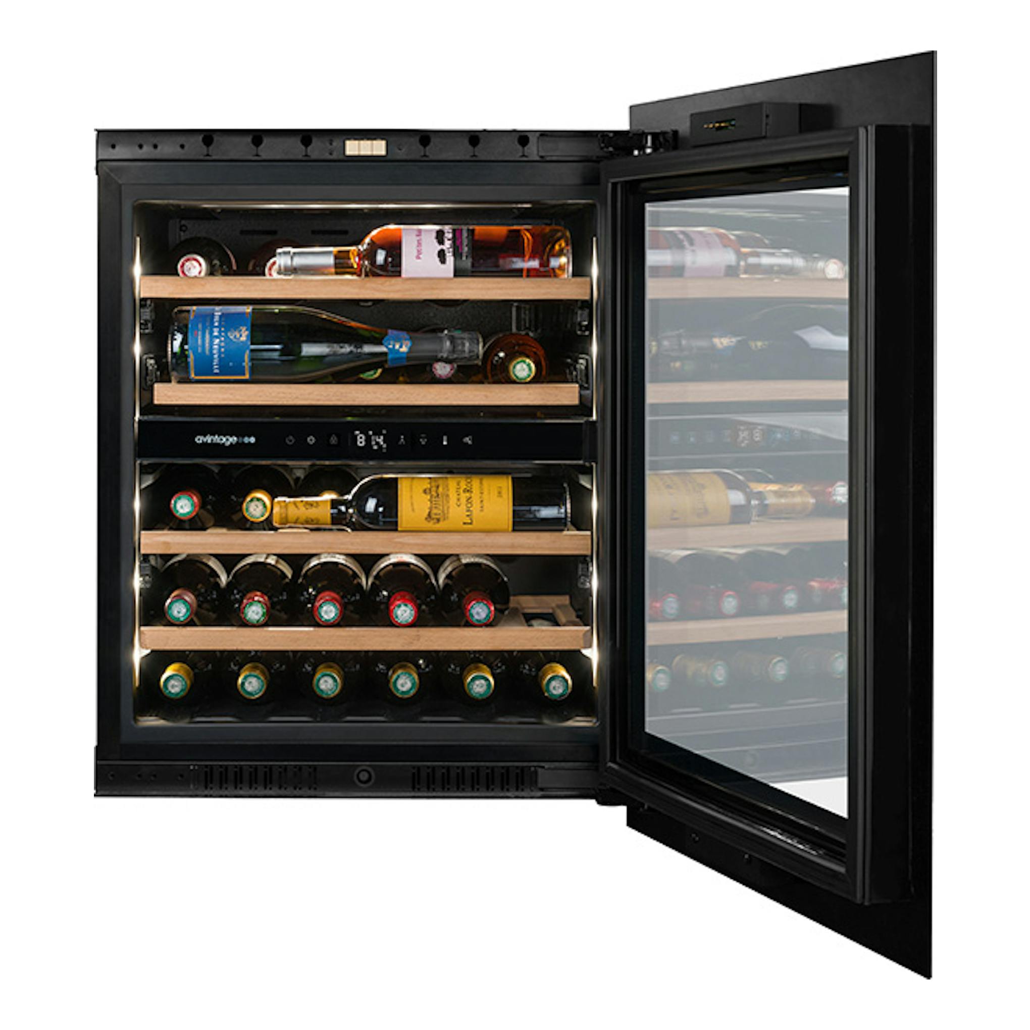 Vinoteca negra Avintage AVI72PLATINUM, vista frontal con puerta abierta y botellas en estantes.