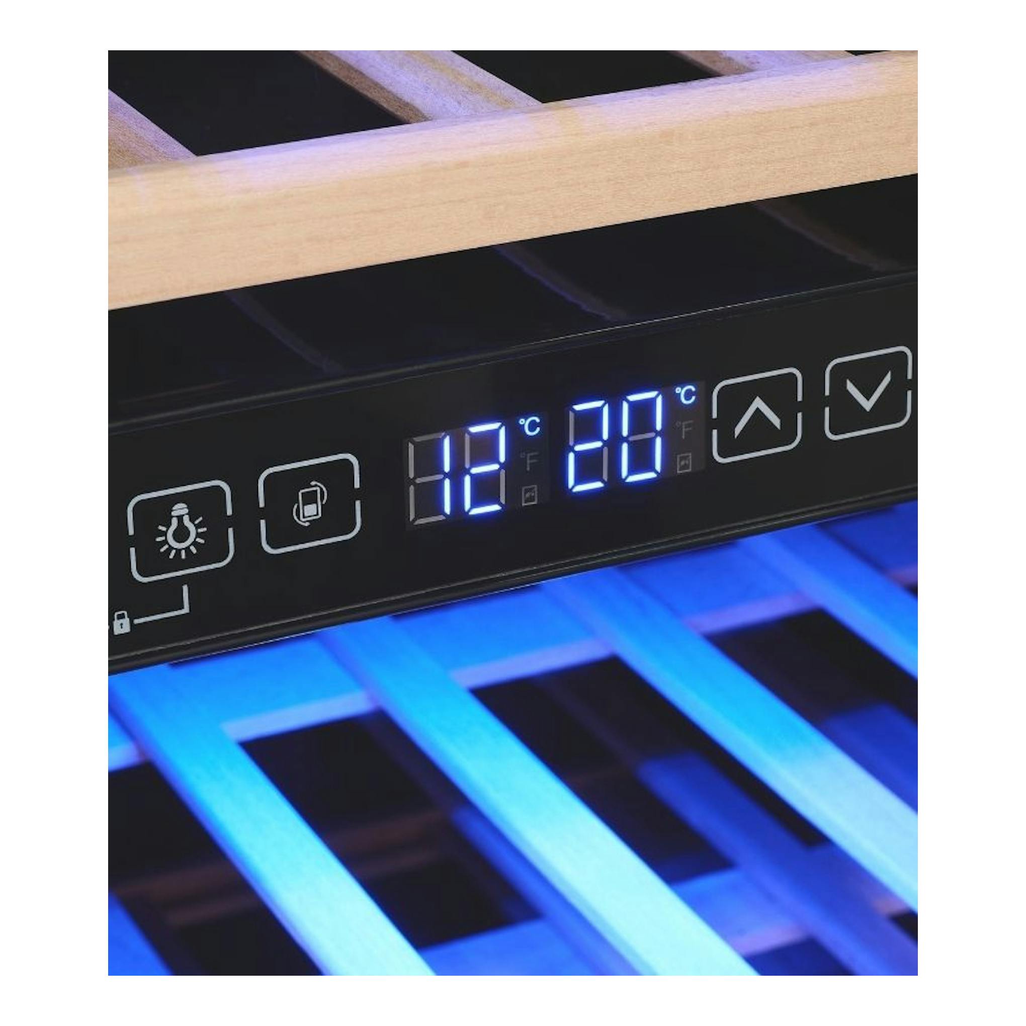 Vinoteca Exquisit WS2-114-GTE-160G, vista frontal parcial, panel digital con 12 °C y 20 °C, interior azul.