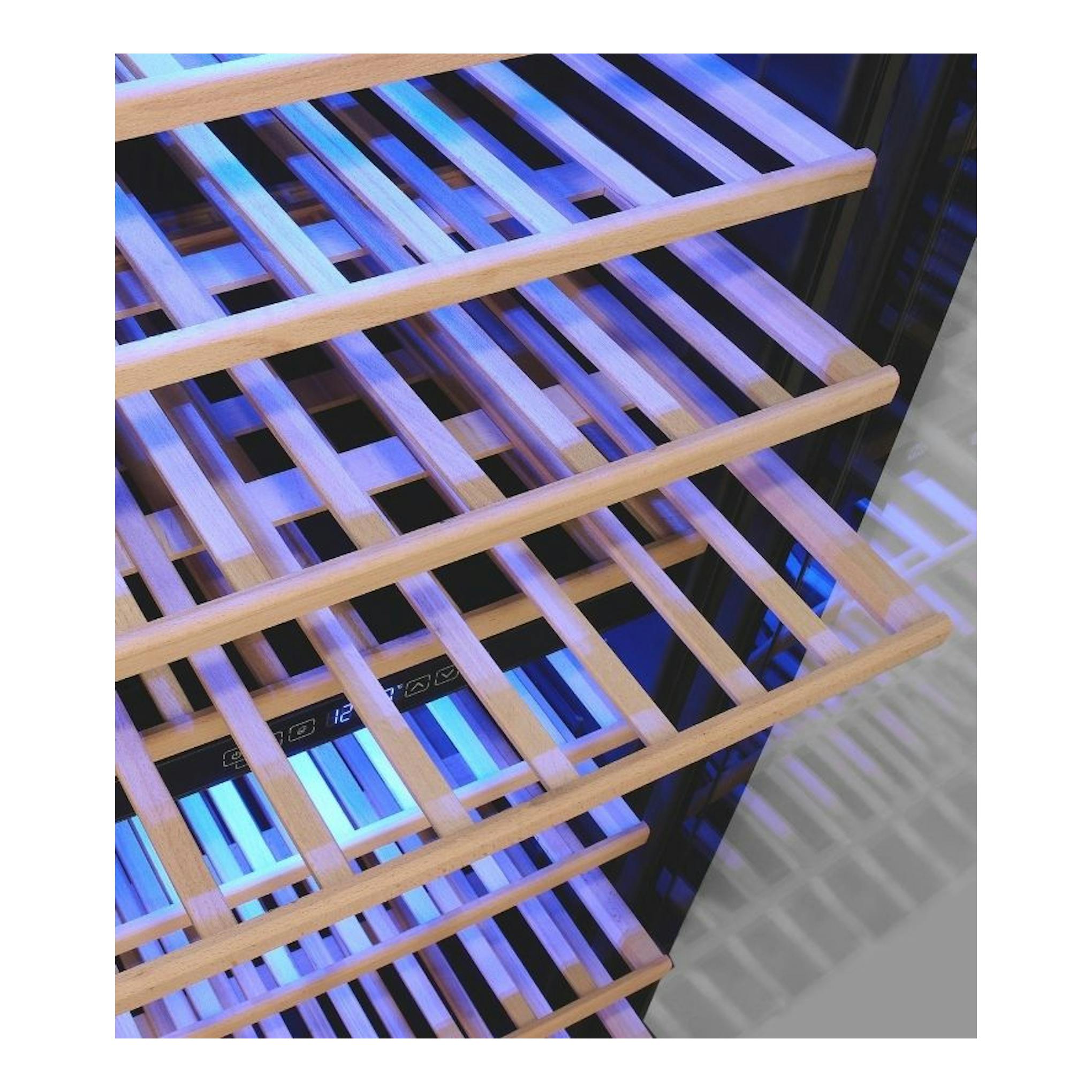 Vinoteca Exquisit WS2-114-GTE-160G negra, vista en primer plano de estantes de madera y panel interior.