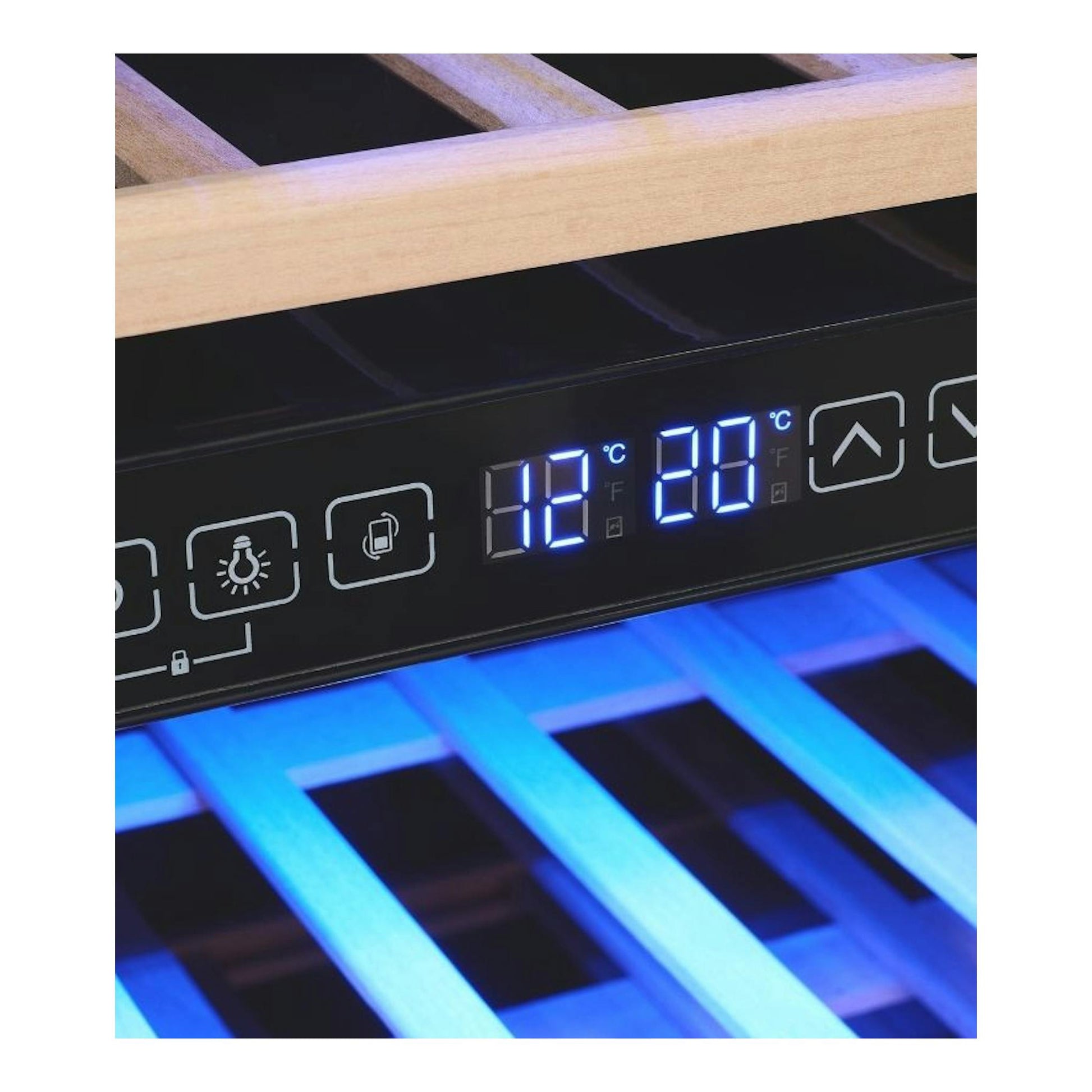 Vinoteca Exquisit WS2-45-GTE-160G negra, vista frontal parcial del panel digital con 12 y 20 °C y baldas de madera.