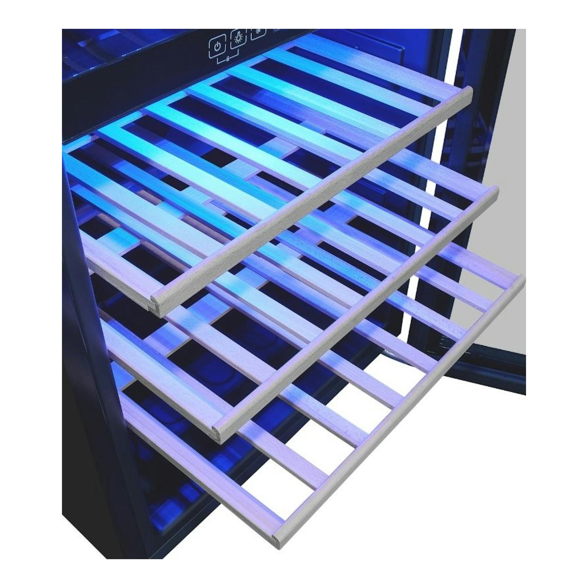 Vinoteca Exquisit WS2-45-GTE-160G negra, interior con estantes de madera y luz azul, vista frontal inclinada