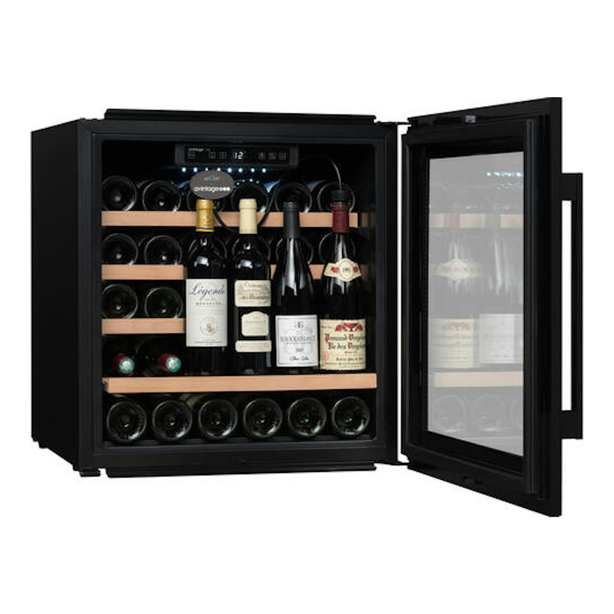 Vinoteca integrable Avintage AVI63CSZF negra, vista frontal con puerta de cristal abierta y botellas en el interior.