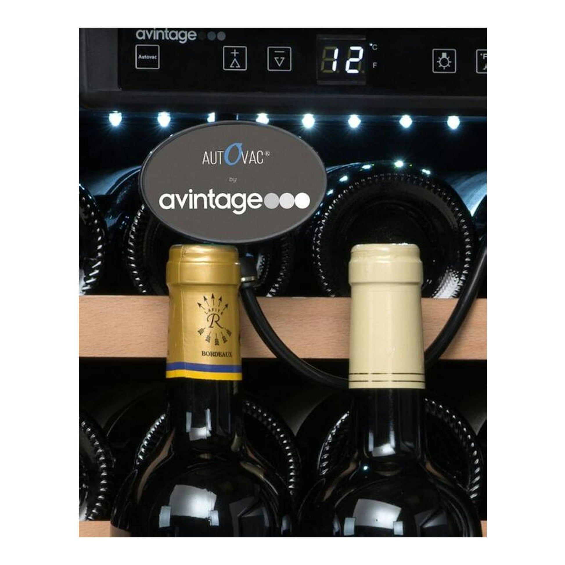 Vinoteca integrable Avintage AVI63CSZF en negro, vista frontal interior con botellas y panel digital a 12 °C