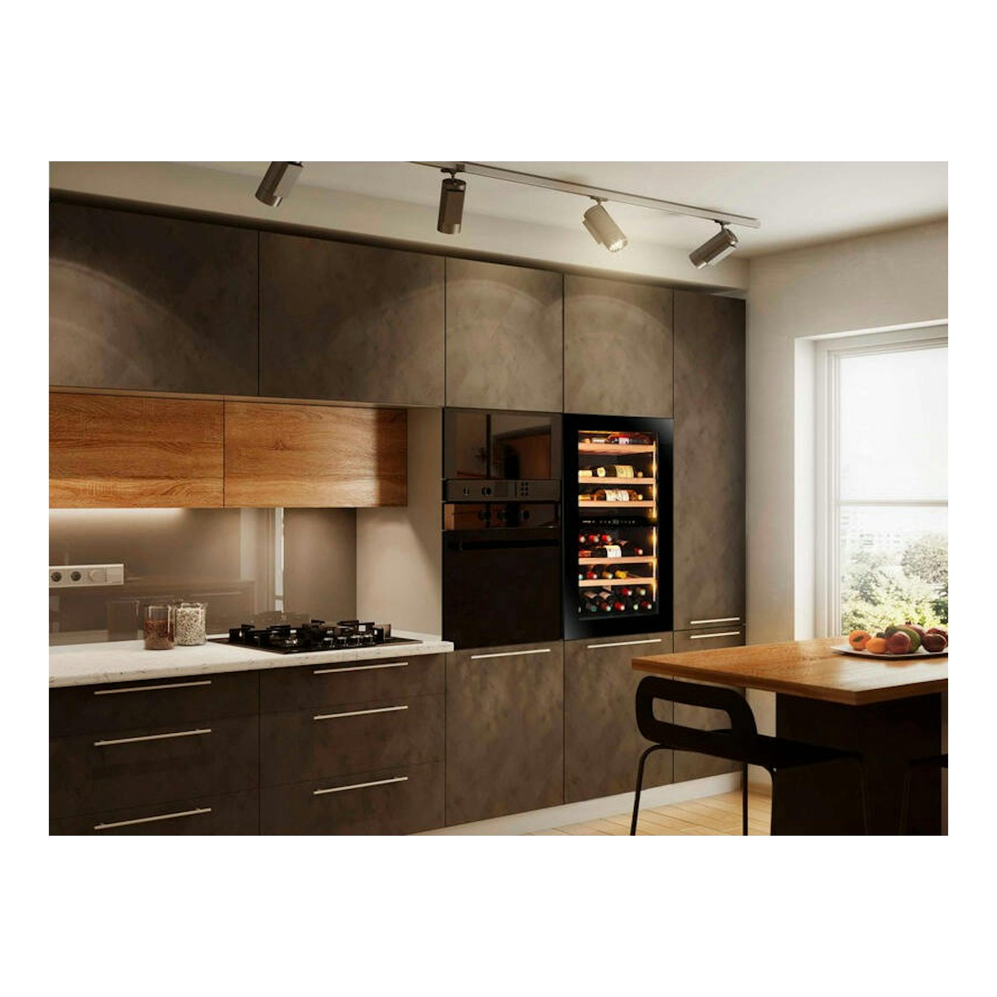 Vinoteca integrable Avintage AVI98PLATINUM negra, vista frontal en cocina con botellas visibles.