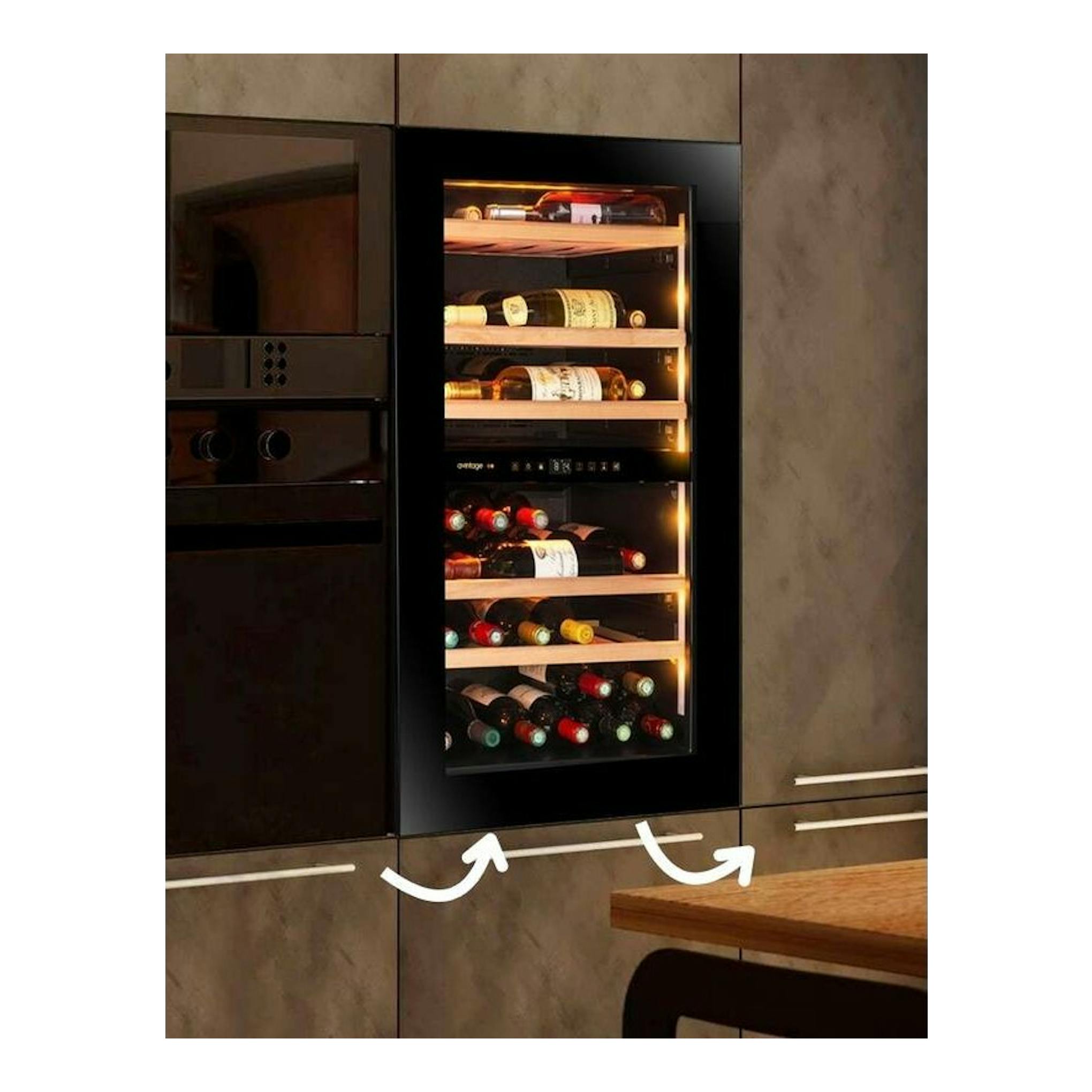 Vinoteca integrable Avintage AVI98PLATINUM negra, vista frontal, con botellas en estantes iluminados.