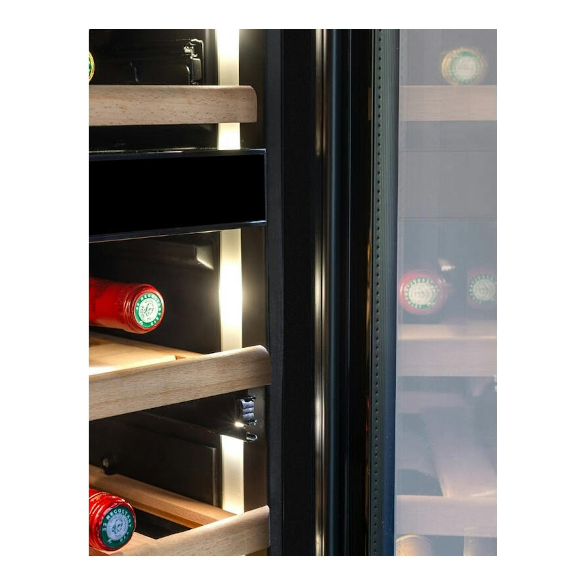 Vinoteca integrable Avintage AVI98PLATINUM en negro, detalle interior con baldas de madera y botellas.