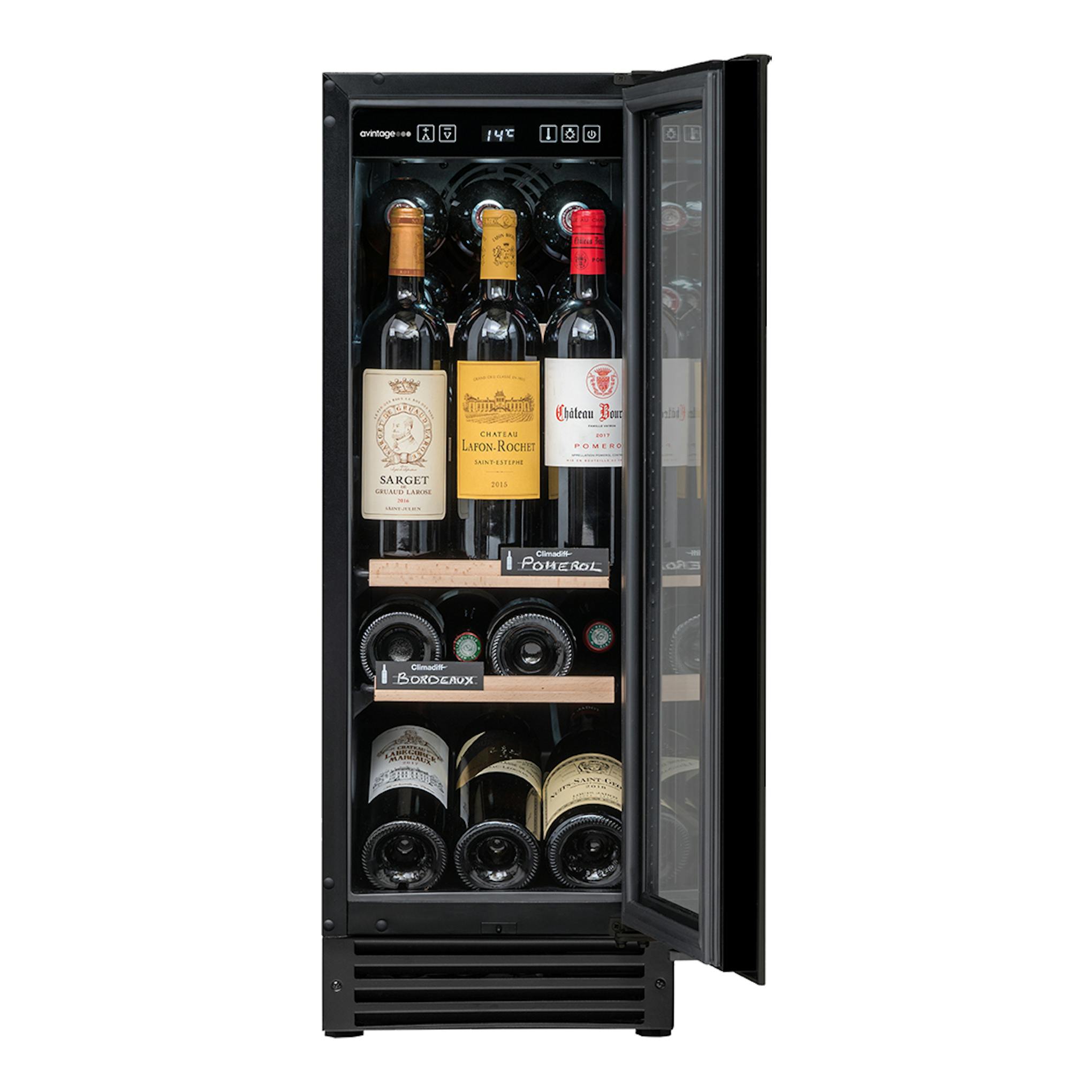 Vinoteca integrable Avintage AVU23TB1 negra, vista frontal con puerta de cristal abierta y botellas en el interior.