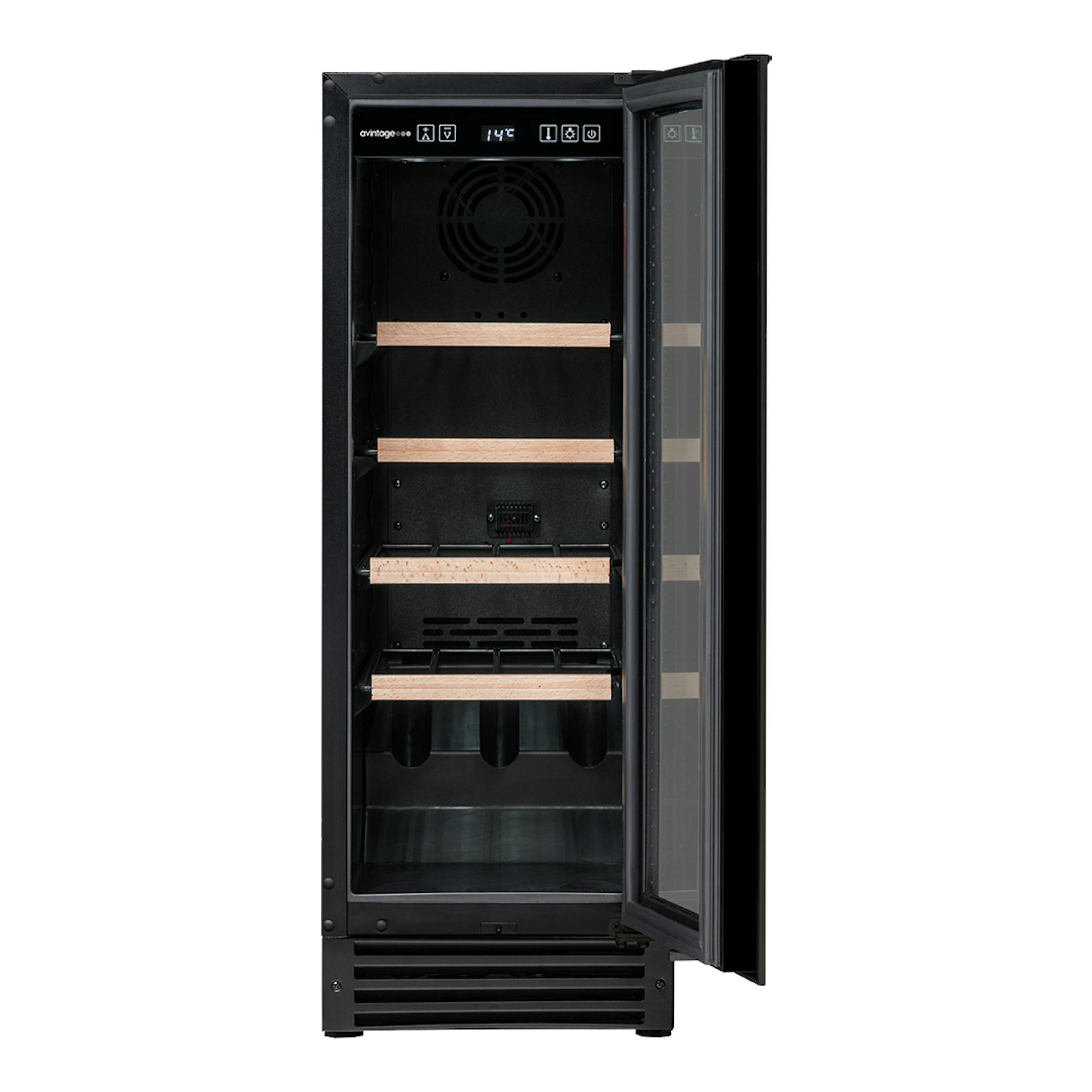 Vinoteca integrable Avintage AVU23TB1 negra, vista frontal con la puerta abierta y estantes de madera.