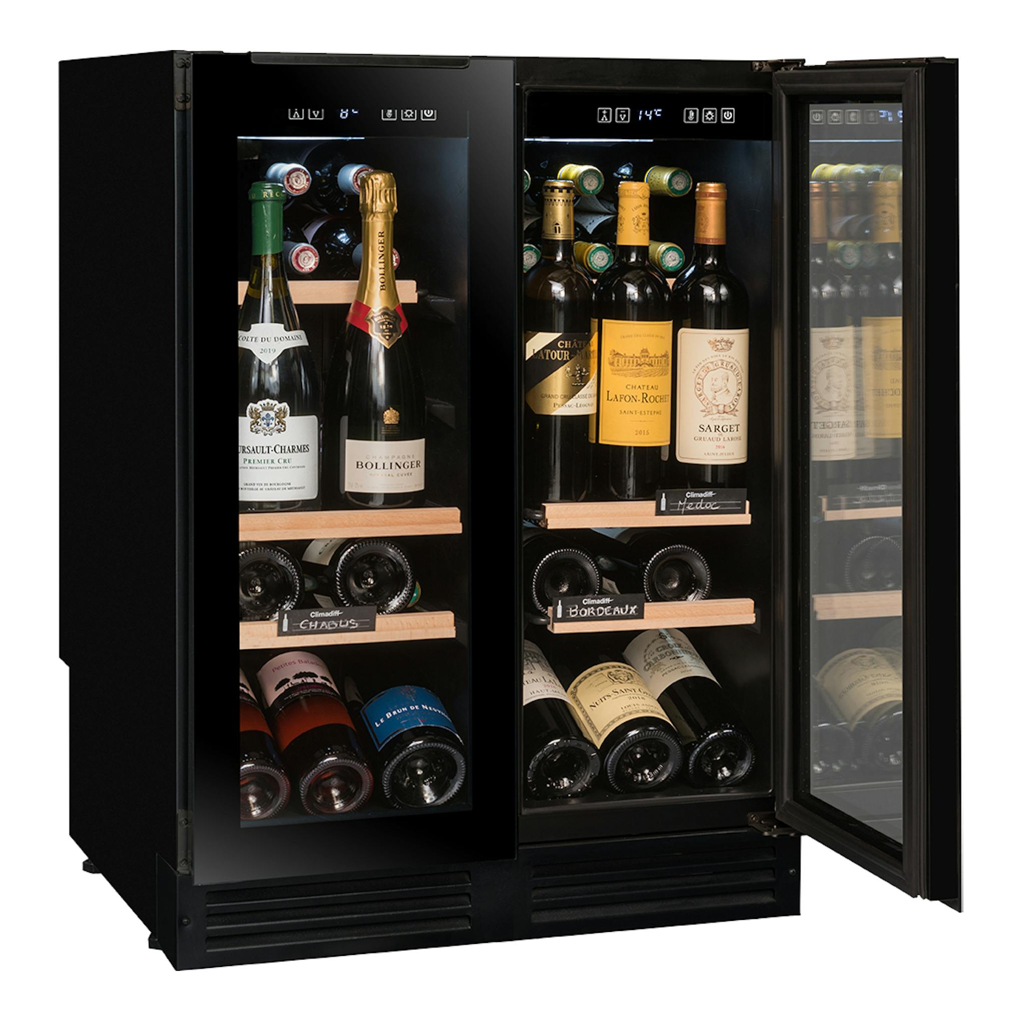 Vinoteca integrable Avintage AVU49DPB1 negra, vista frontal, doble zona, con una puerta de cristal abierta y botellas.